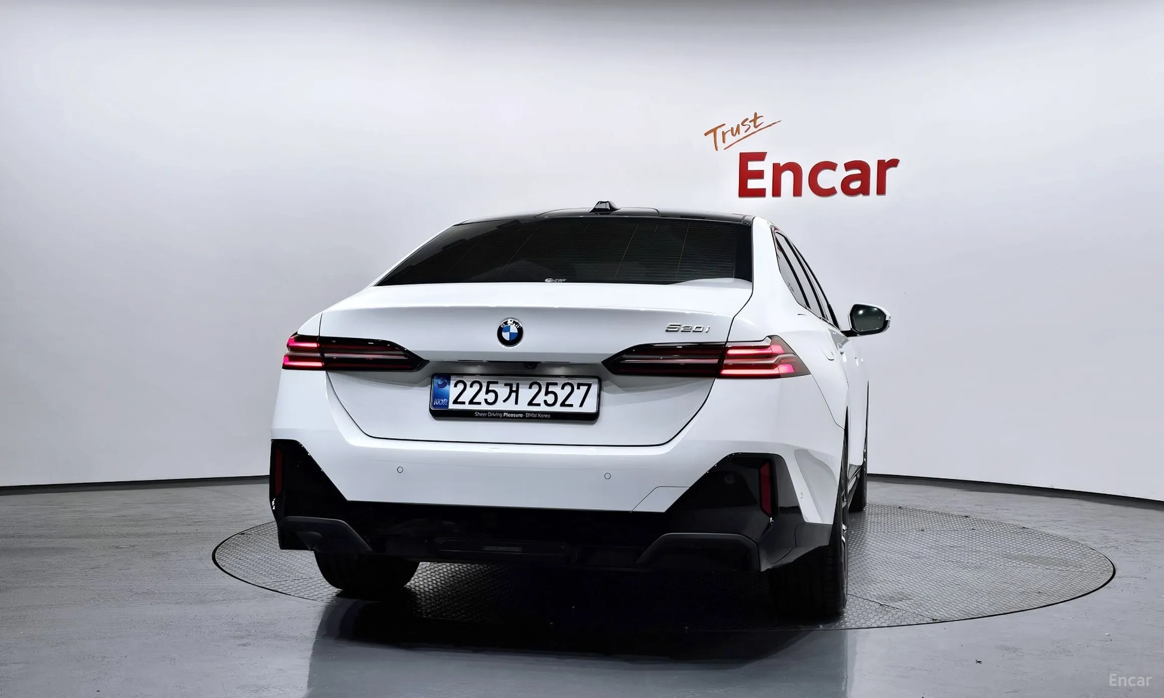 BMW 5 Series (G60) превью 4