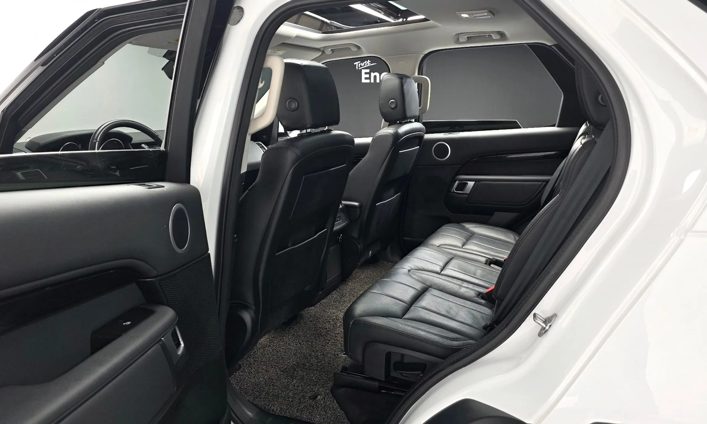 Land Rover Discovery 5 превью 12