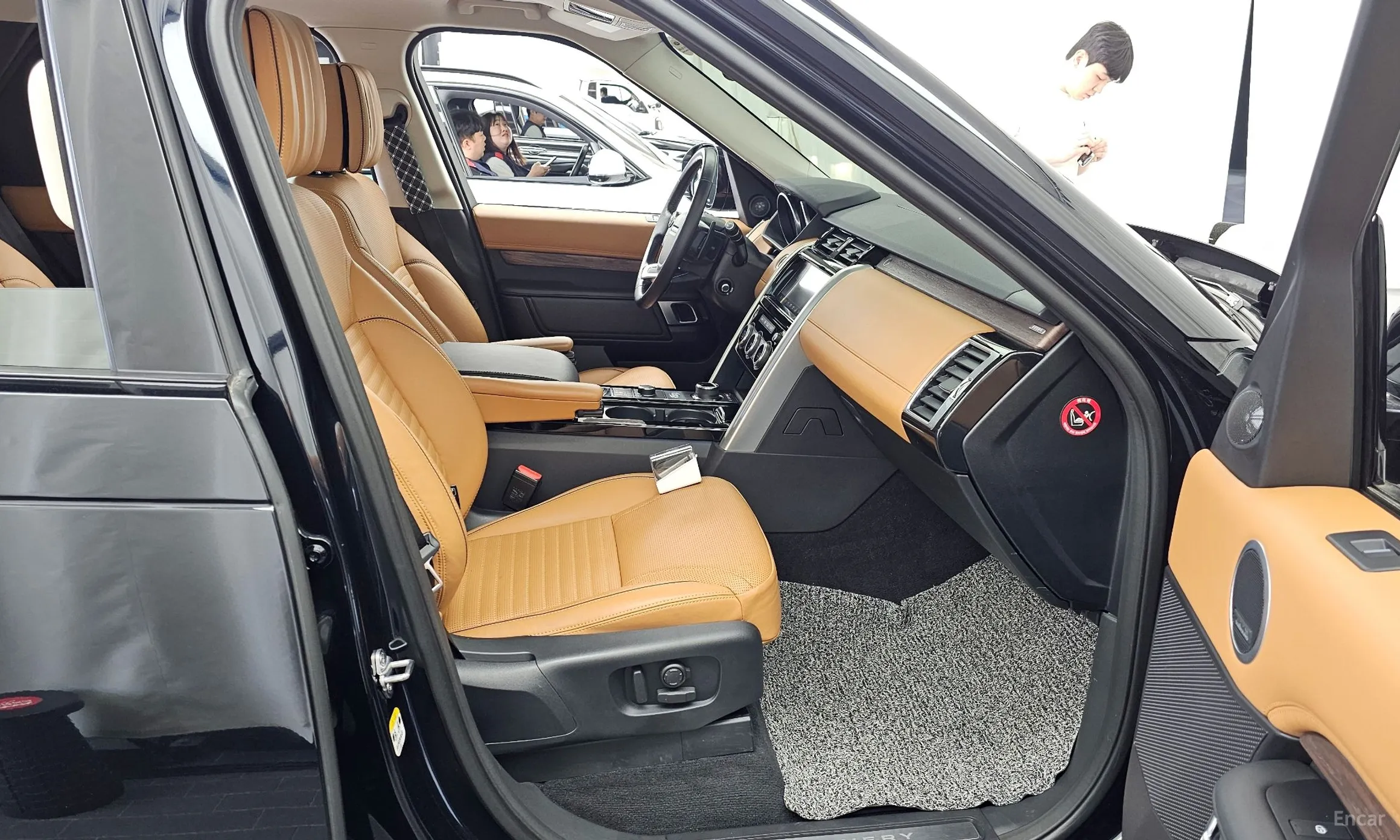 Land Rover Discovery 5 превью 11