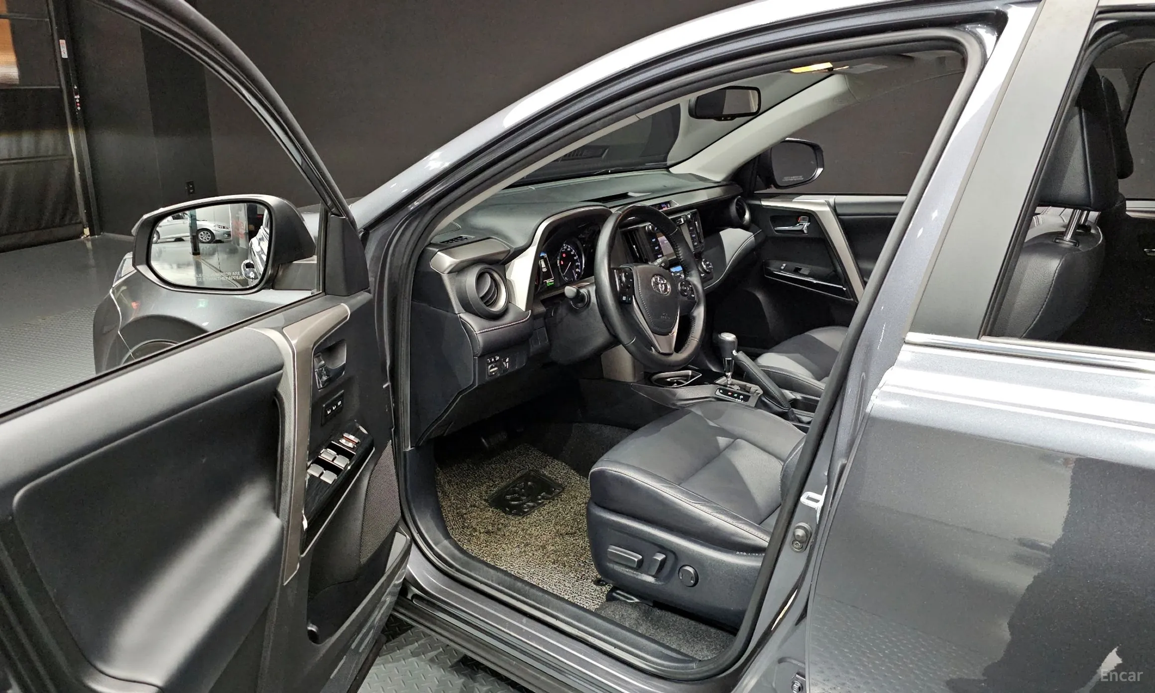 Toyota RAV4 превью 10