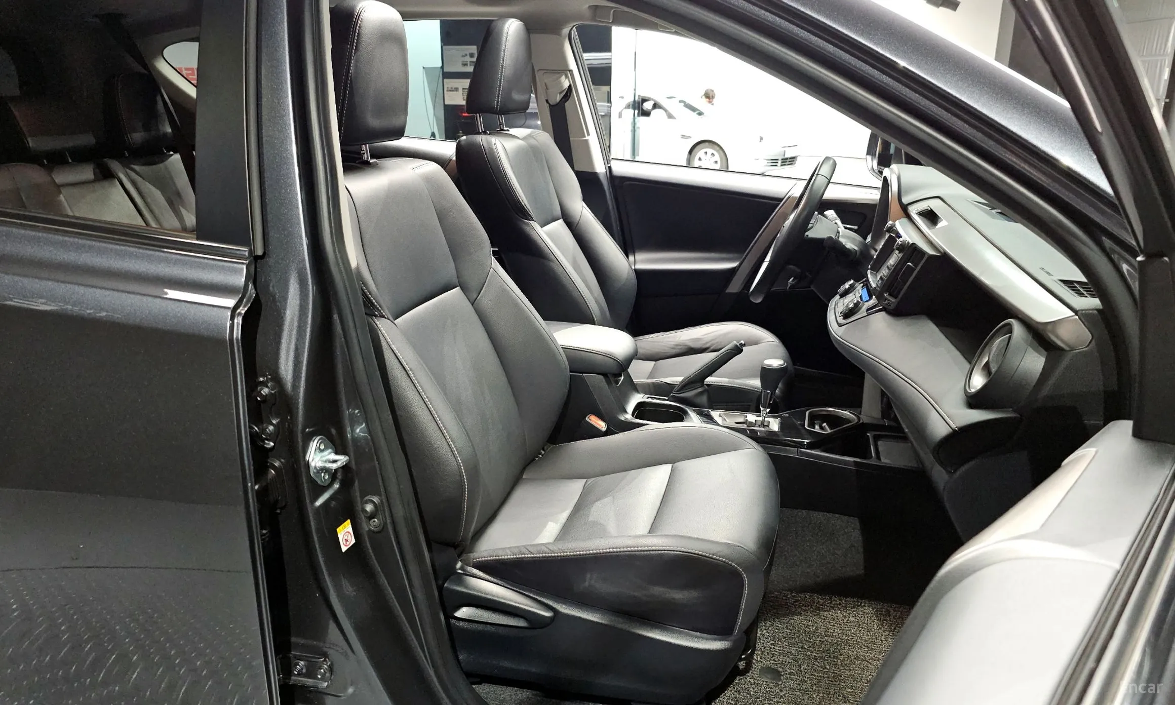 Toyota RAV4 превью 12