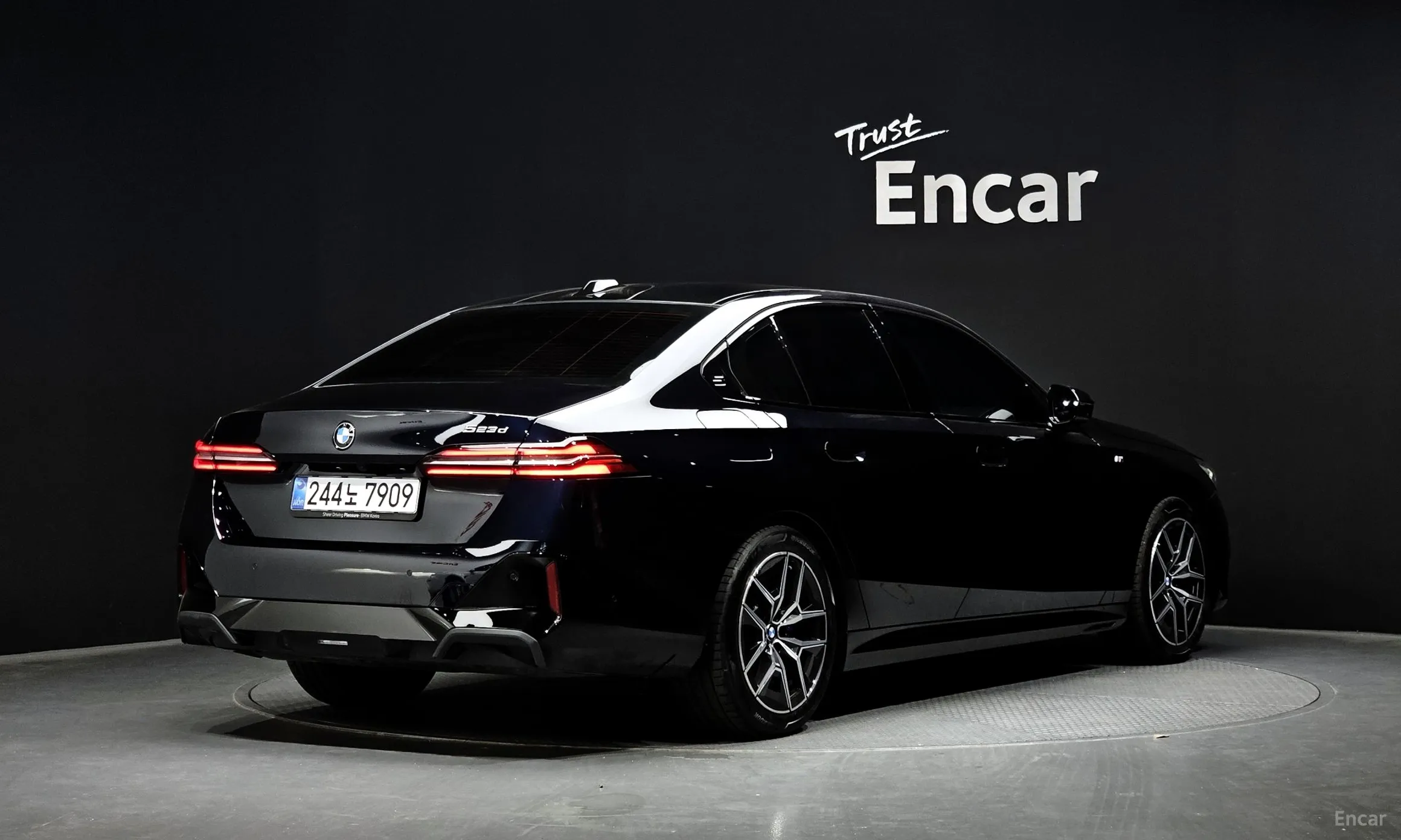 BMW 5 Series (G60) превью 2