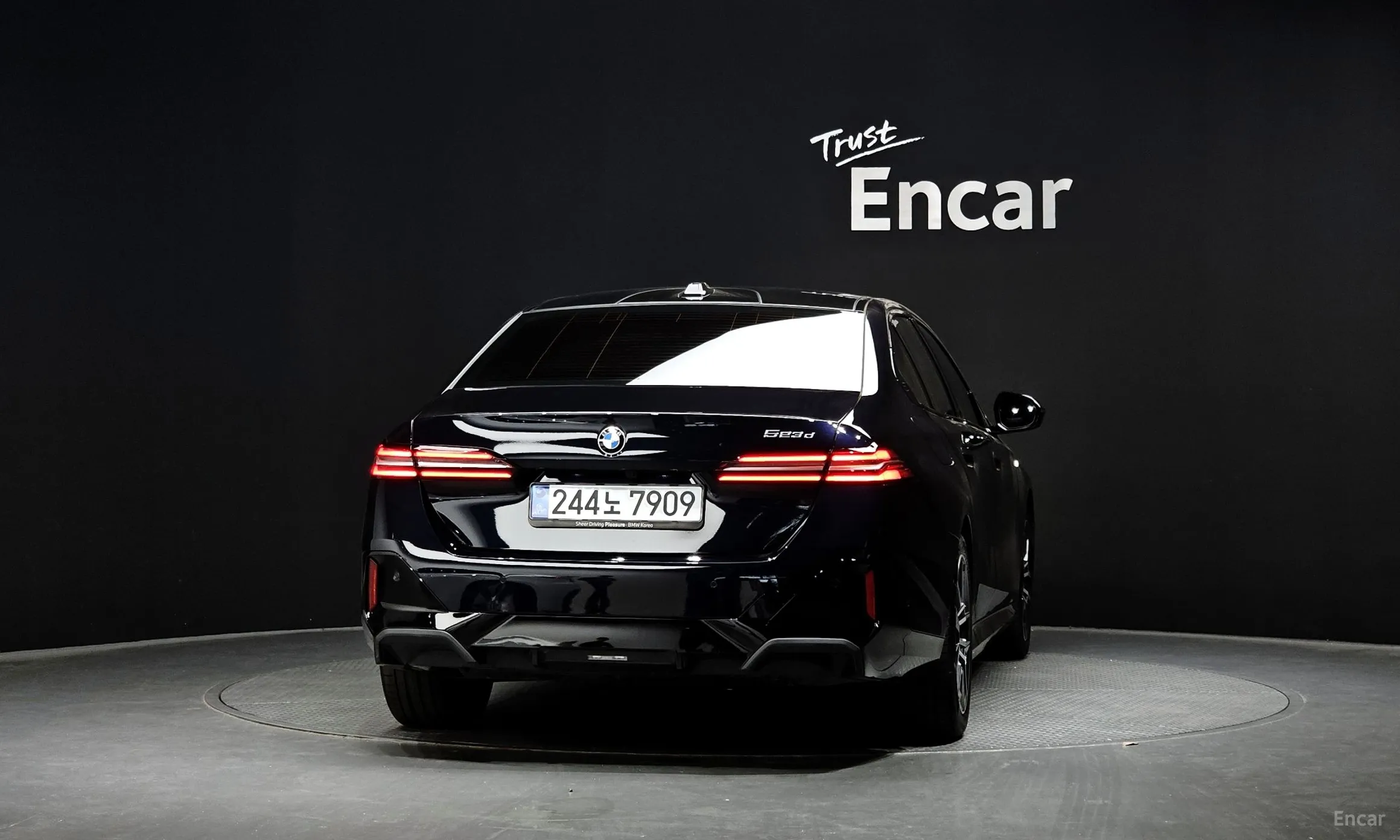 BMW 5 Series (G60) превью 4