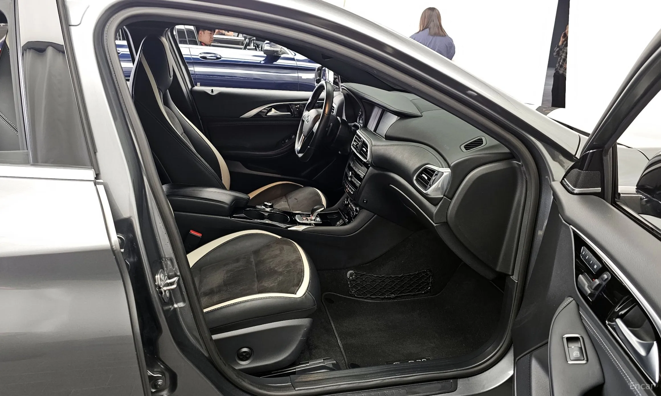 Infiniti Q30 превью 11