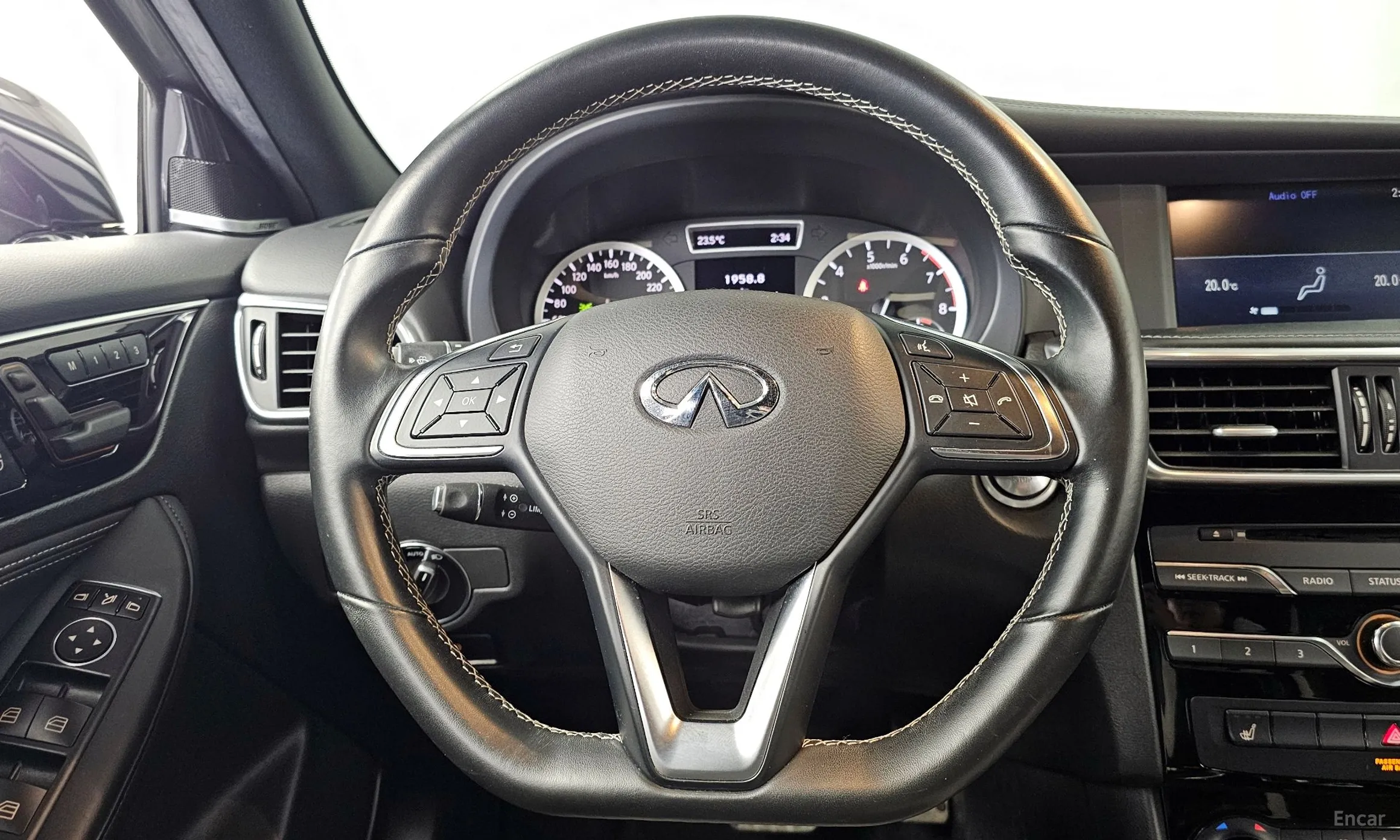 Infiniti Q30 превью 13