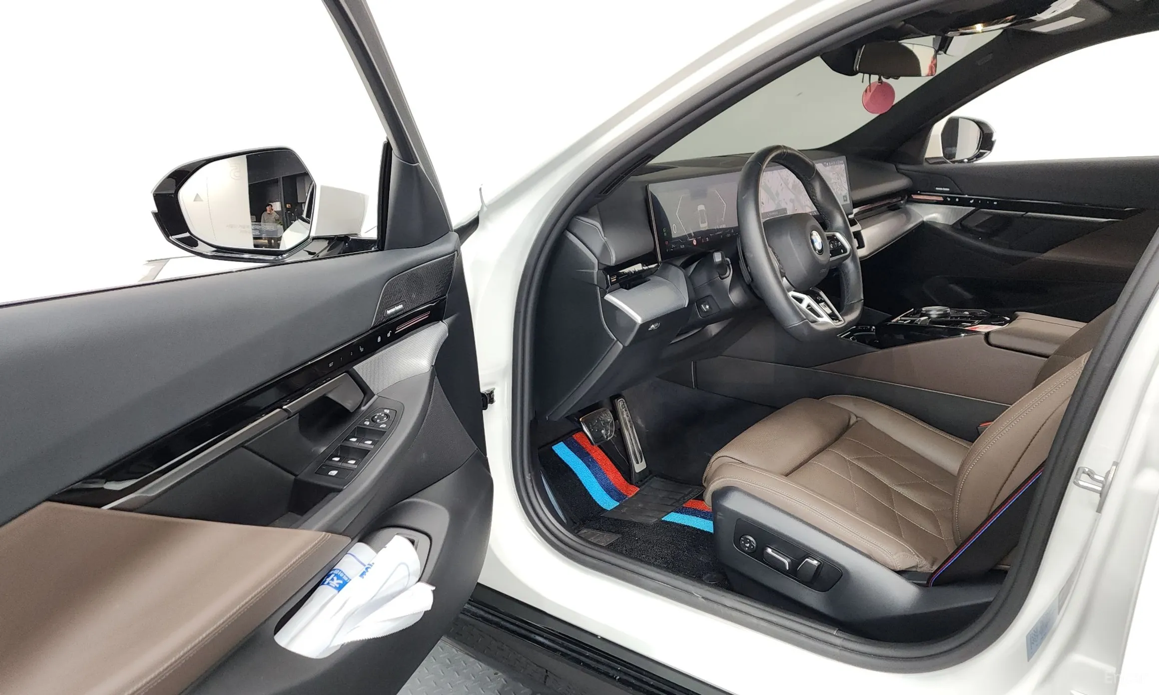 BMW 5 Series (G60) превью 10