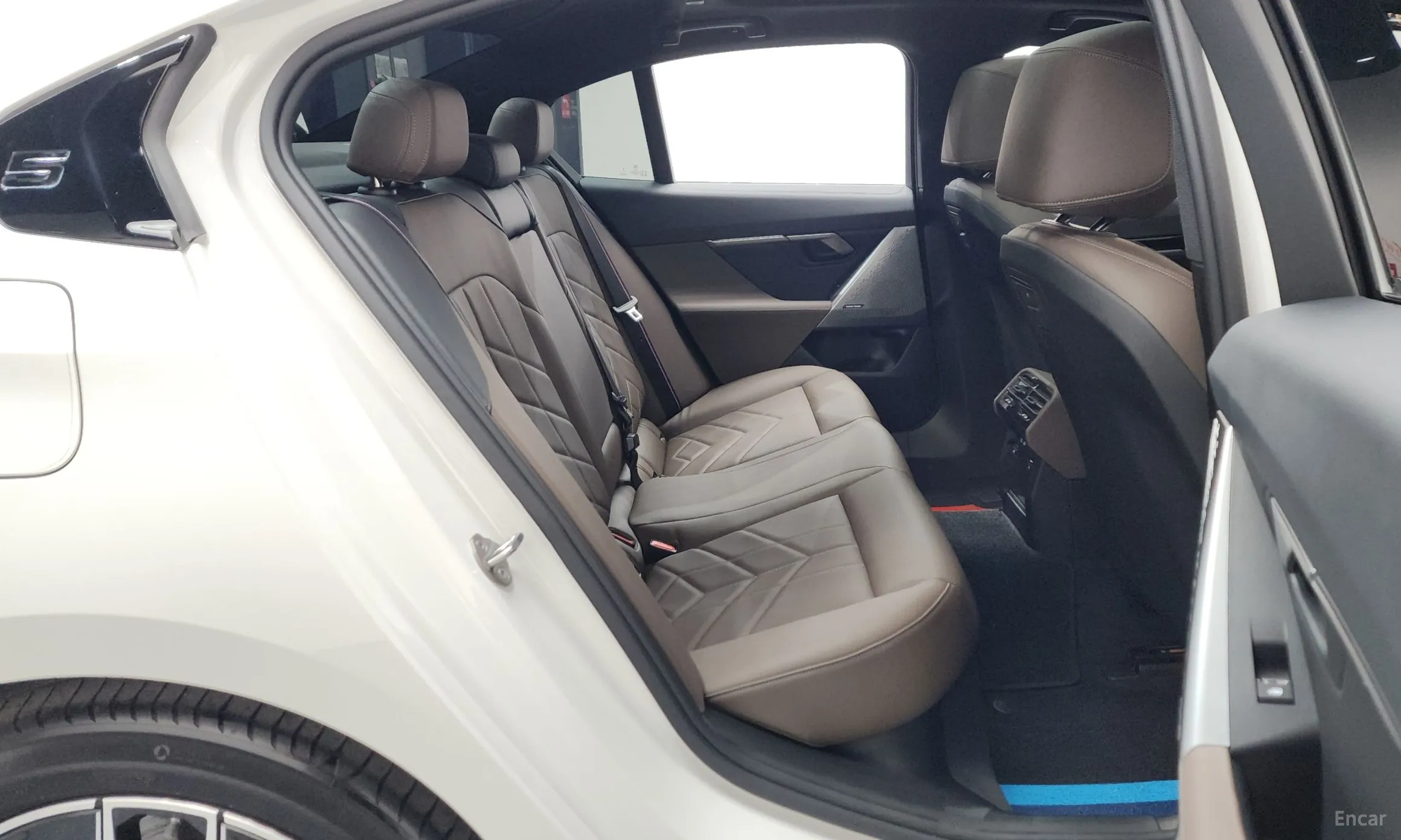 BMW 5 Series (G60) превью 11