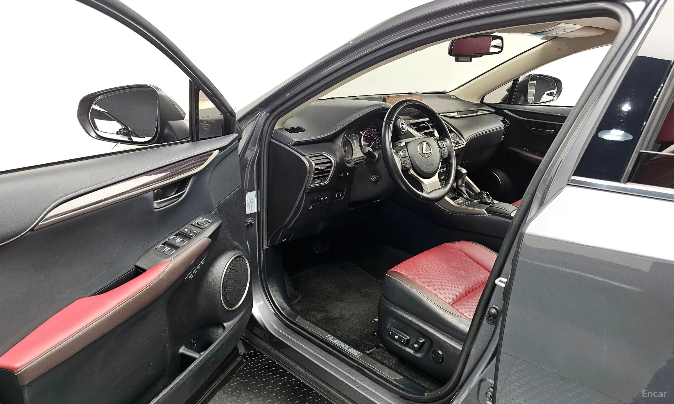 Lexus NX300h превью 10