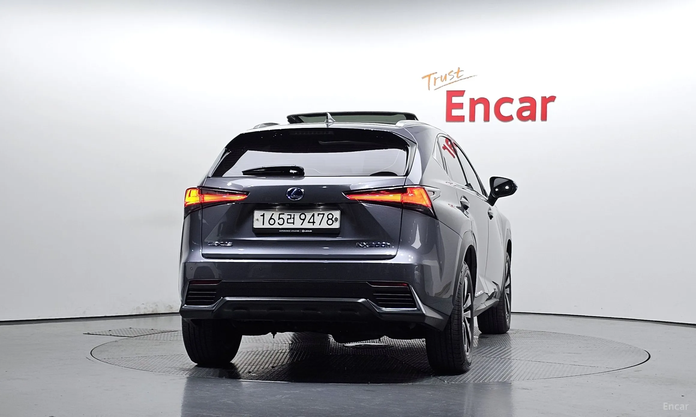 Lexus NX300h превью 4