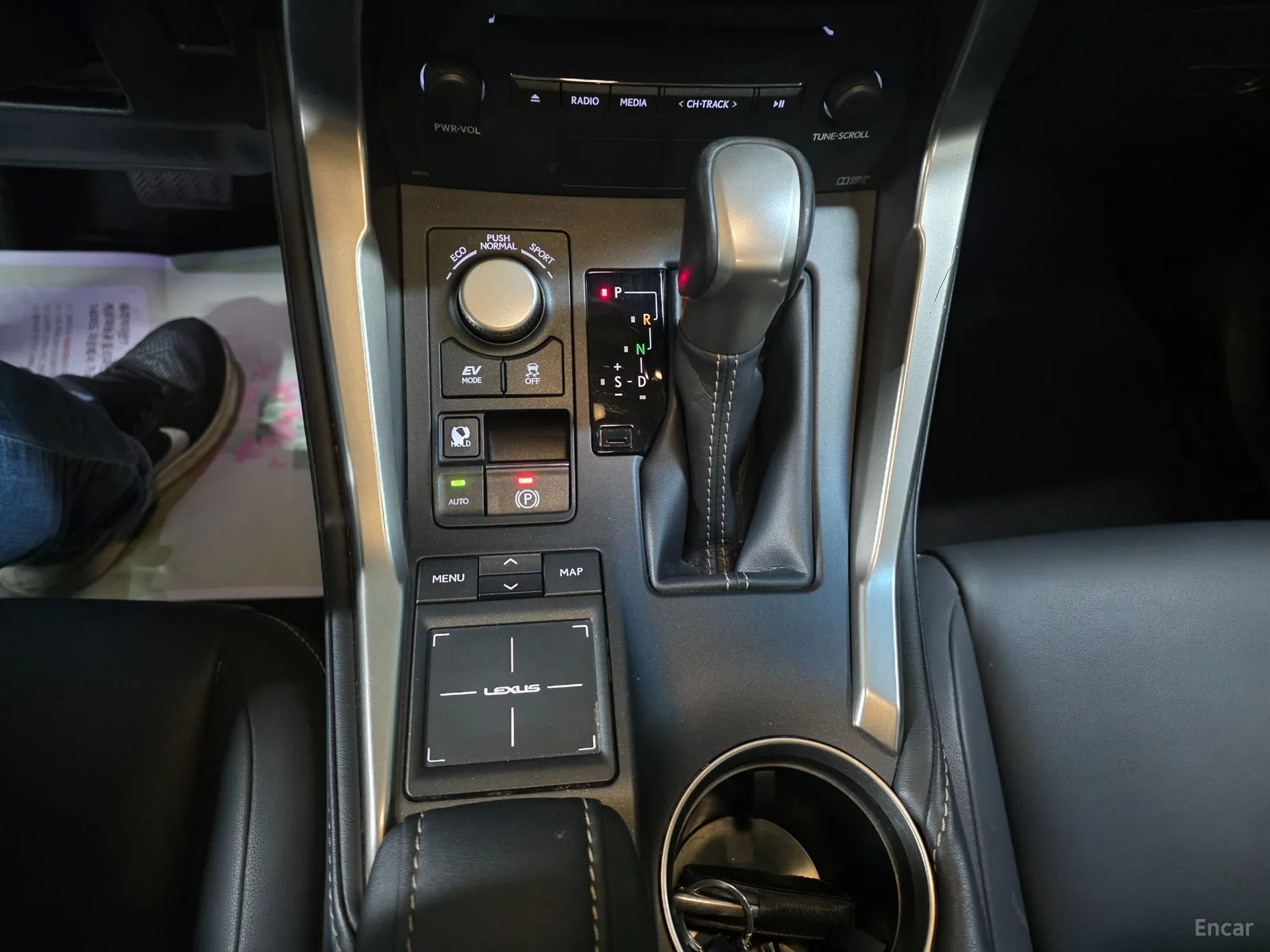 Lexus NX300h превью 12