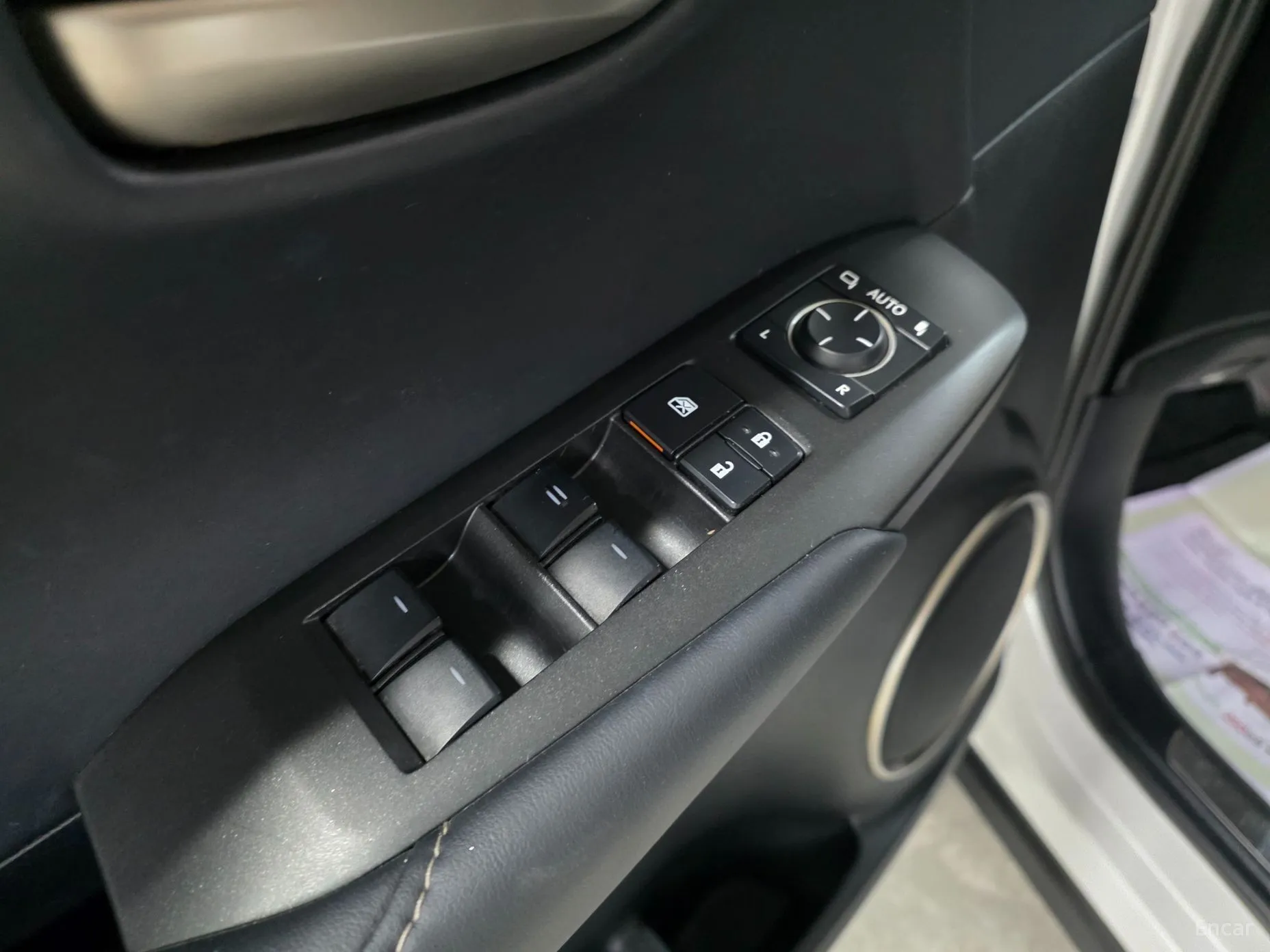 Lexus NX300h превью 14
