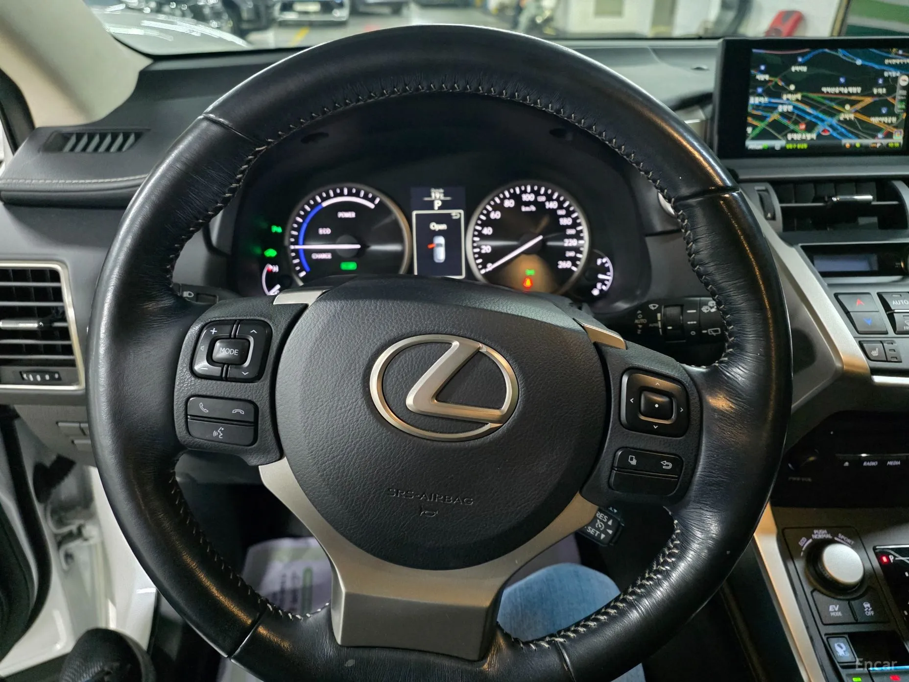 Lexus NX300h превью 9