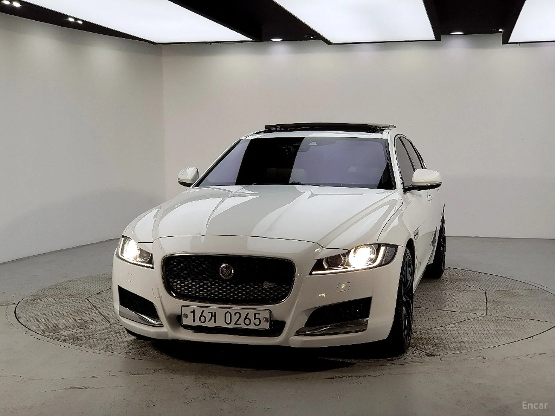Jaguar XF (x260)