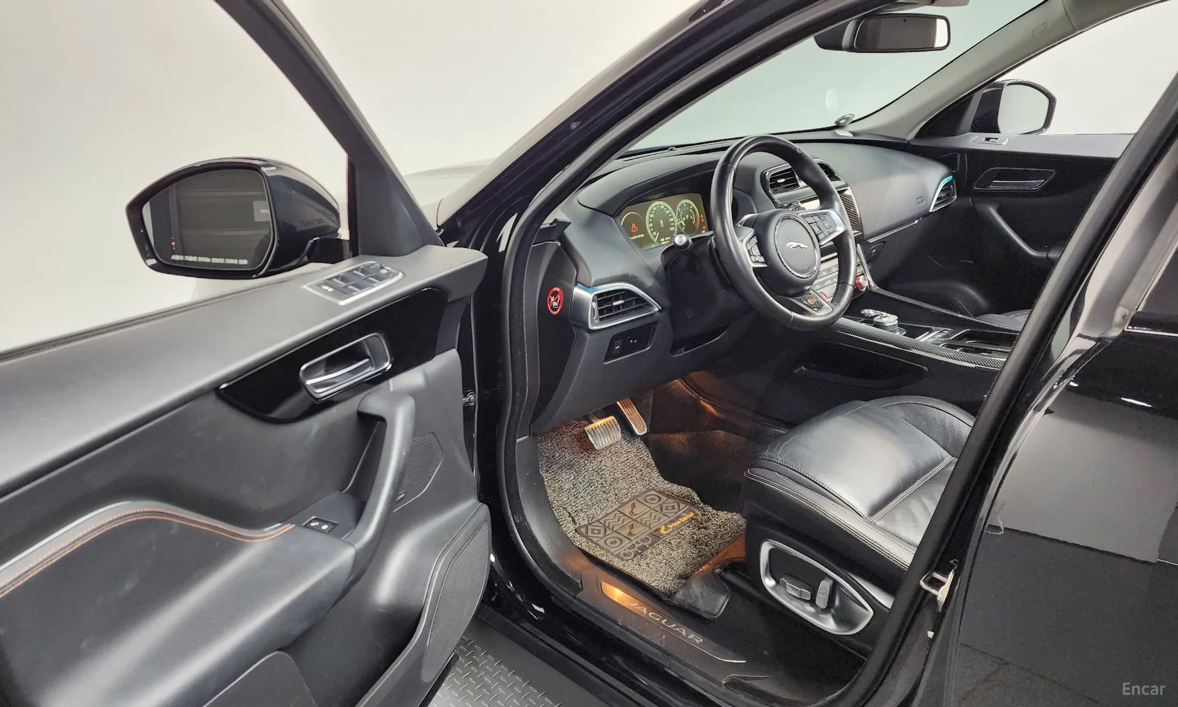 Jaguar F-PACE превью 10