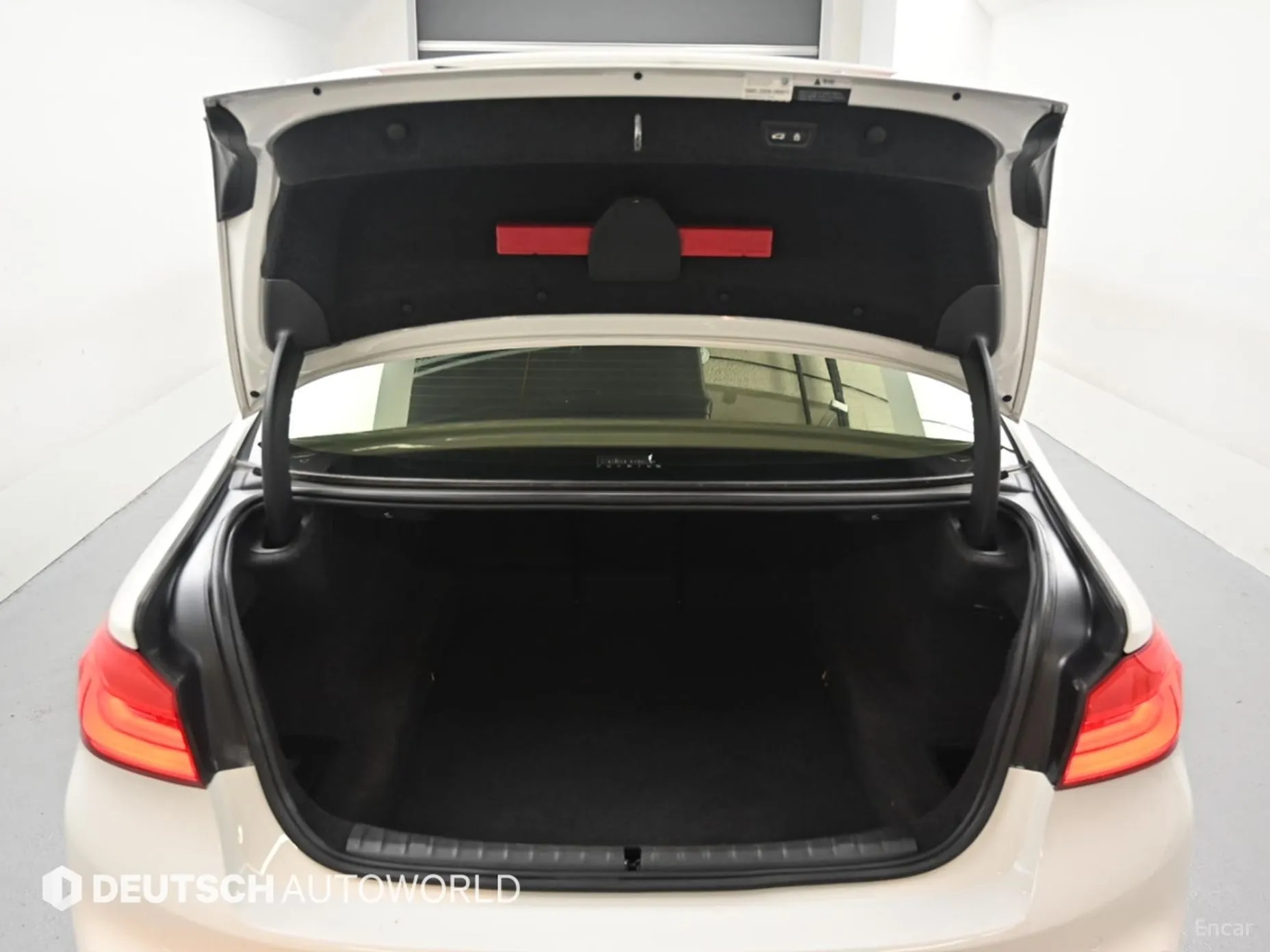 BMW 5 Series (G30) превью 19