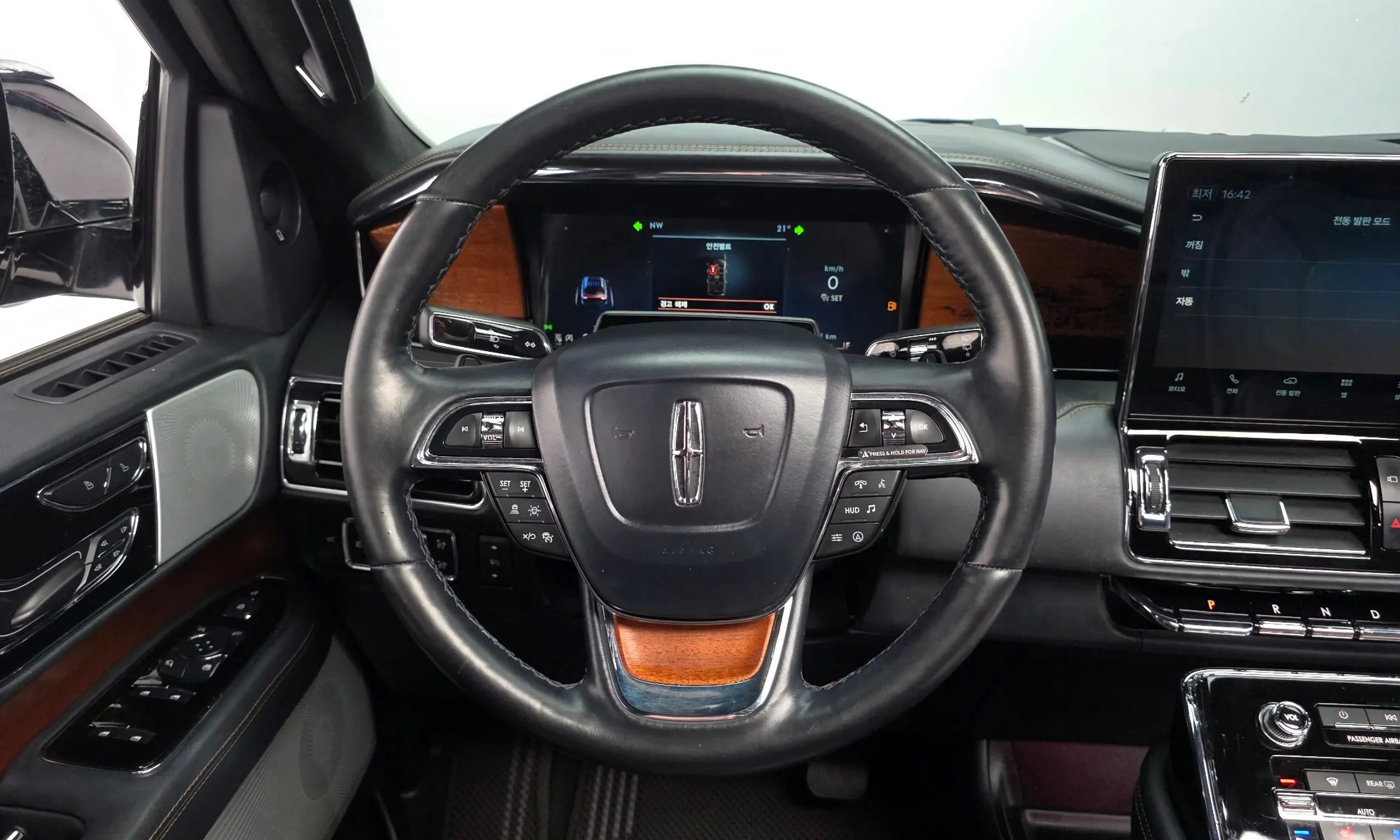 Lincoln Navigator 4th generation превью 13