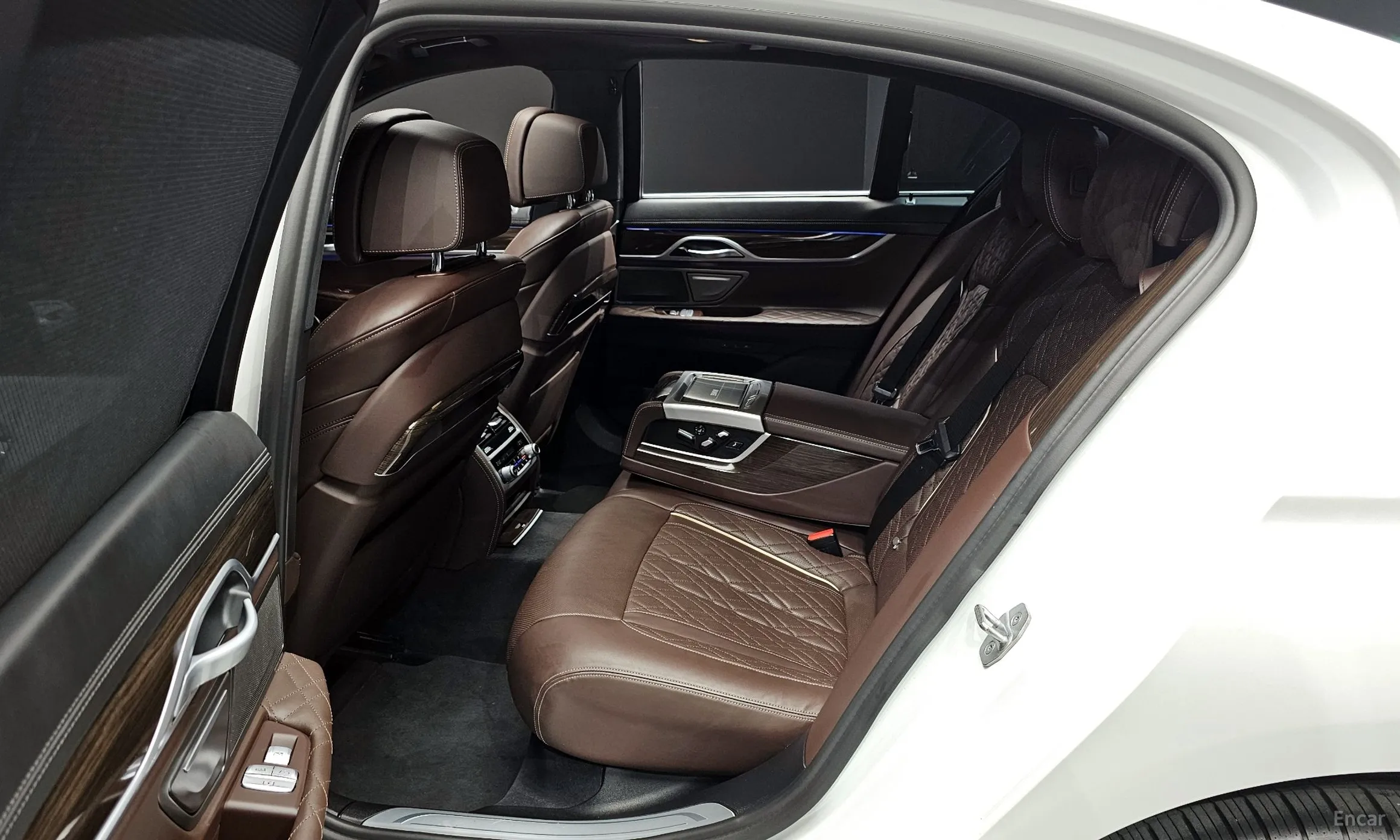BMW 7 Series (G11) превью 11