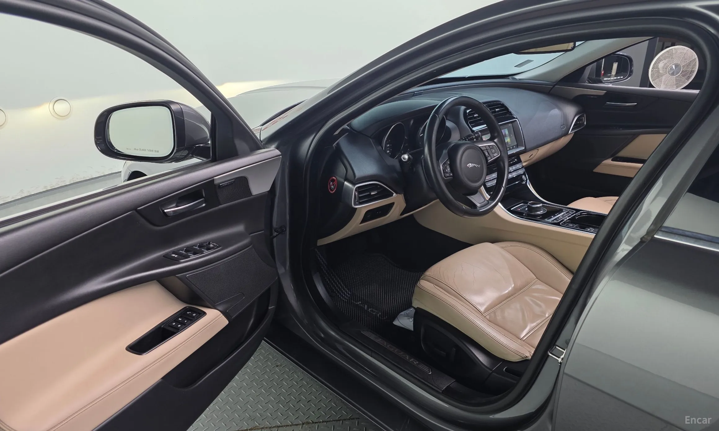 Jaguar XE превью 10