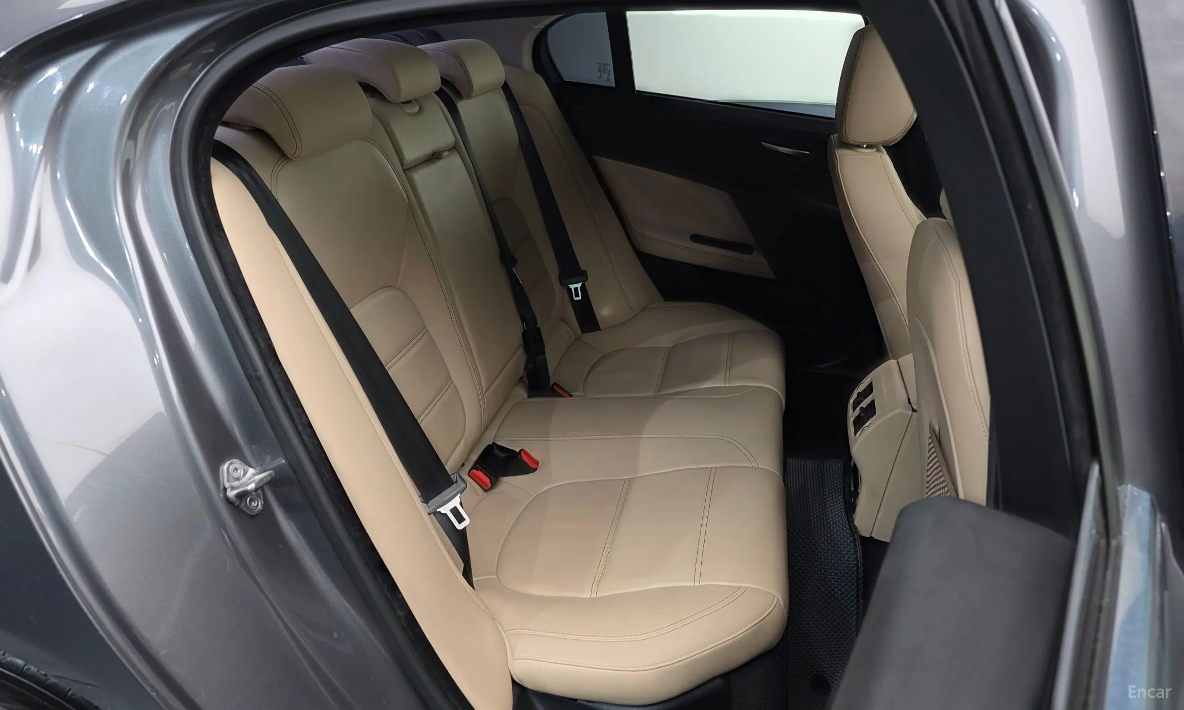 Jaguar XE превью 11