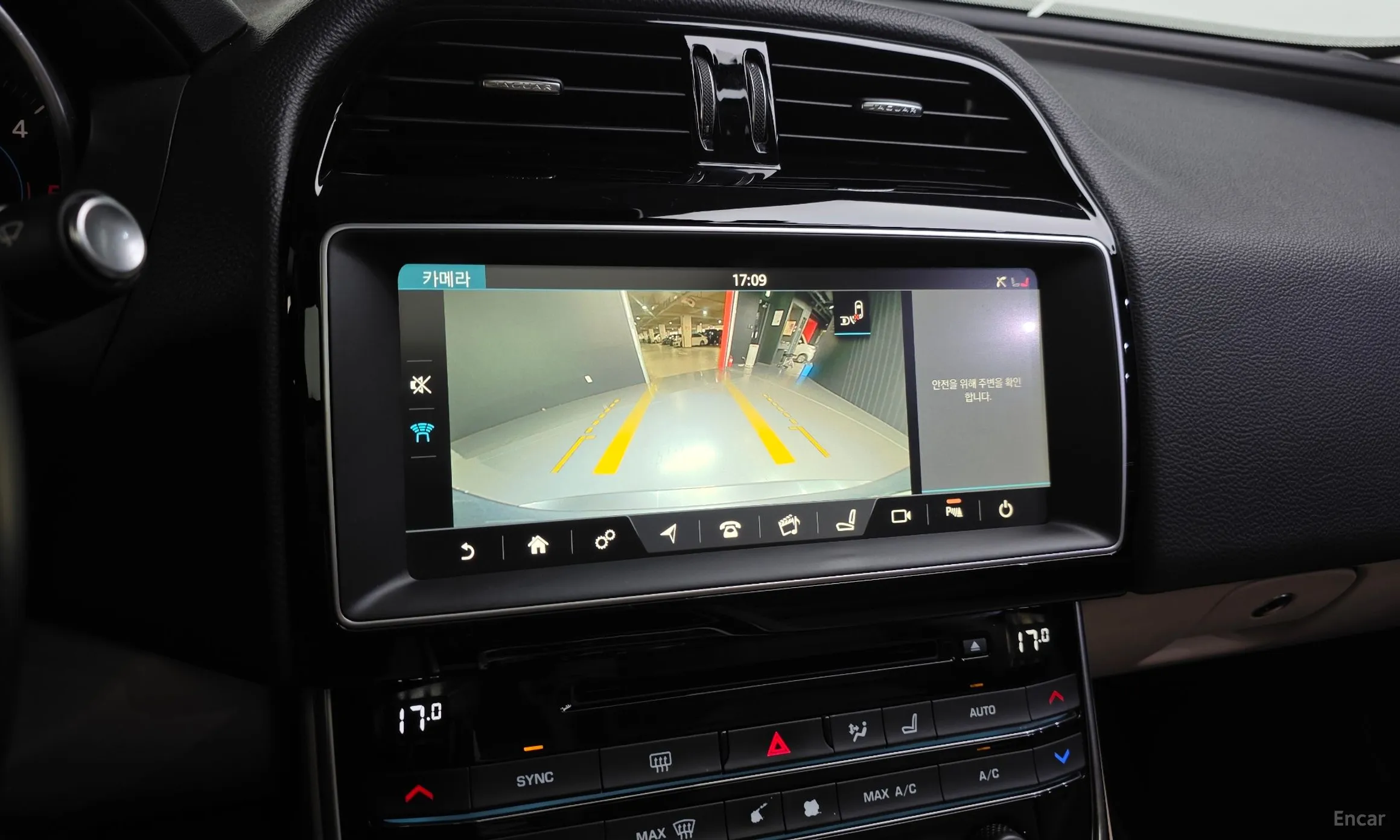 Jaguar XE превью 14