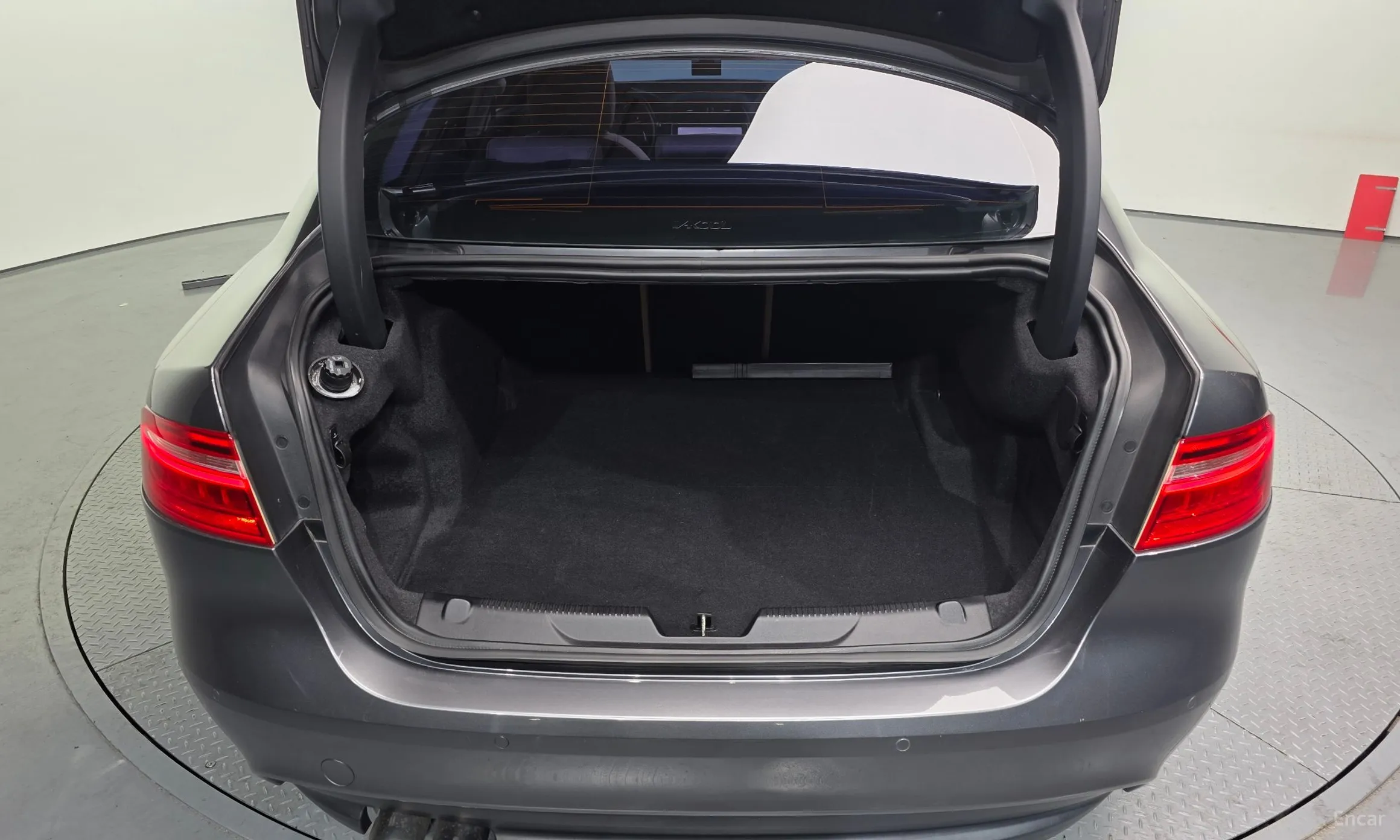 Jaguar XE превью 20