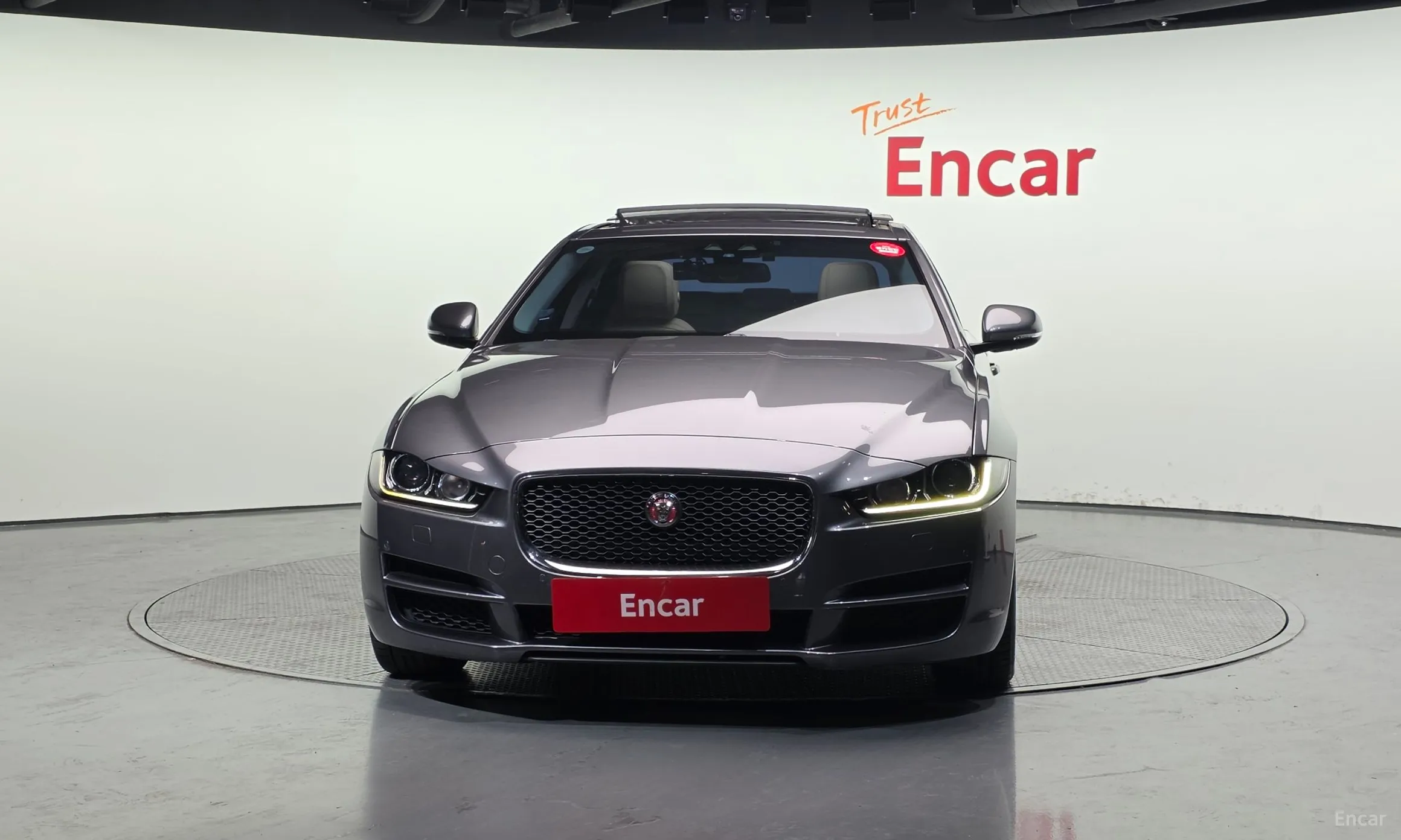 Jaguar XE превью 3