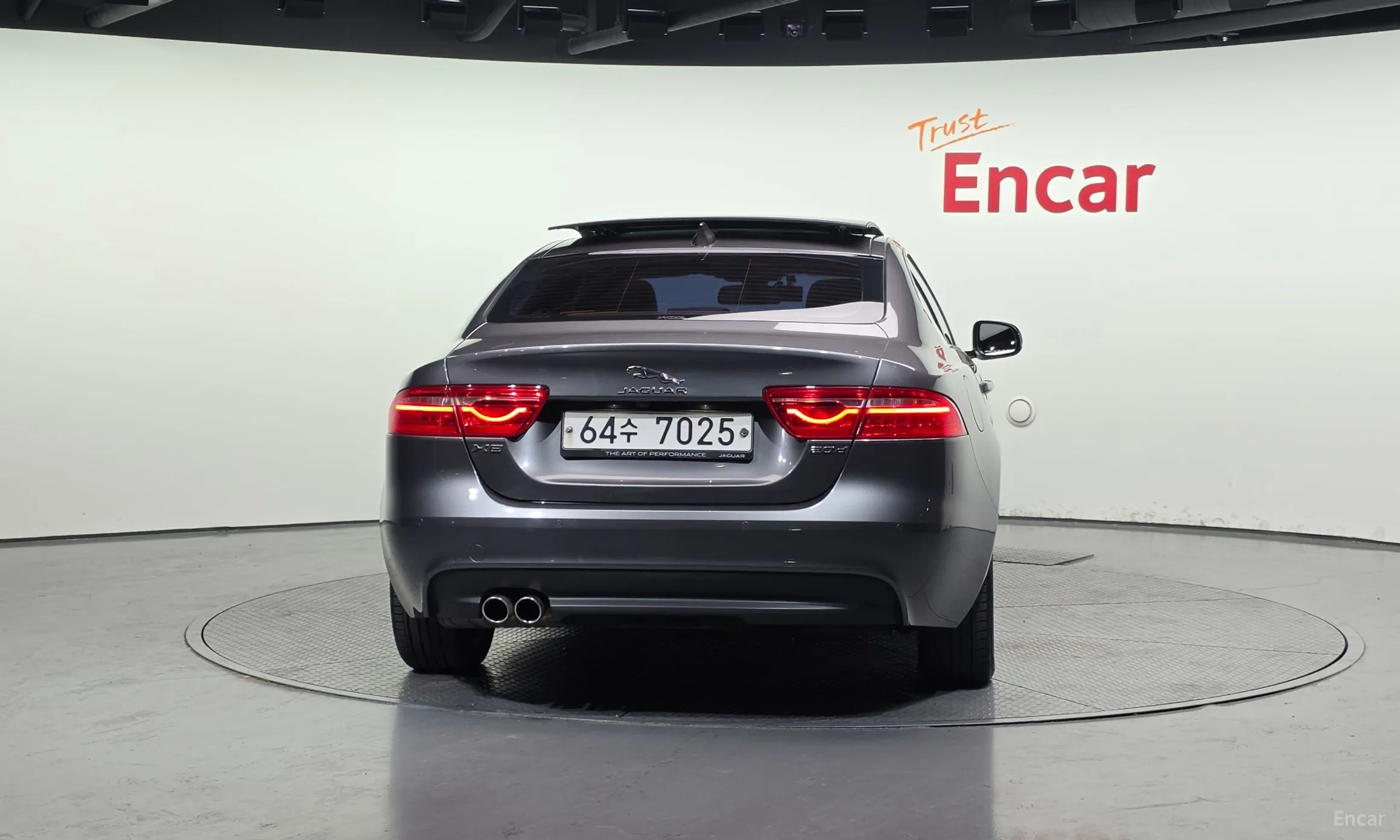 Jaguar XE превью 4