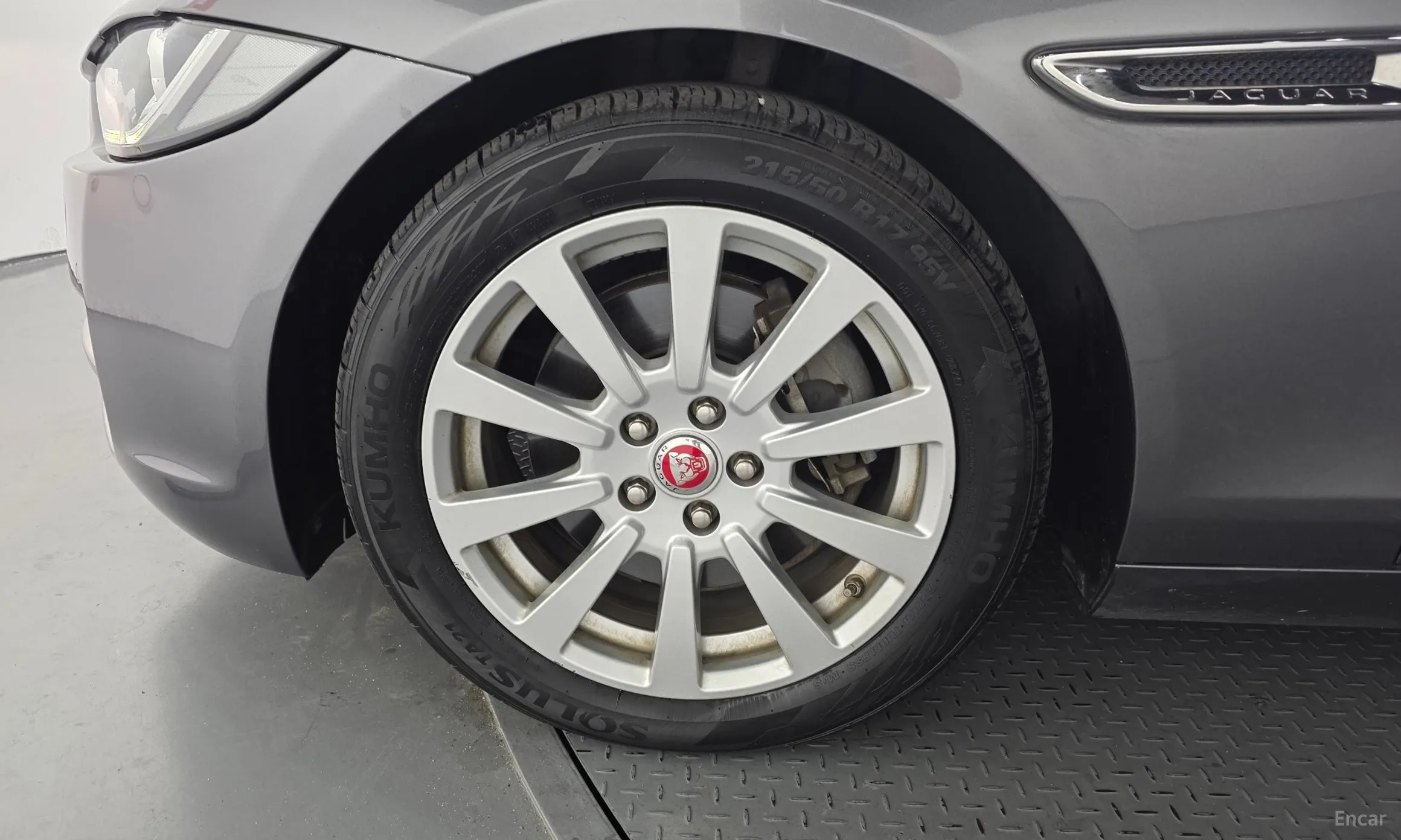 Jaguar XE превью 5