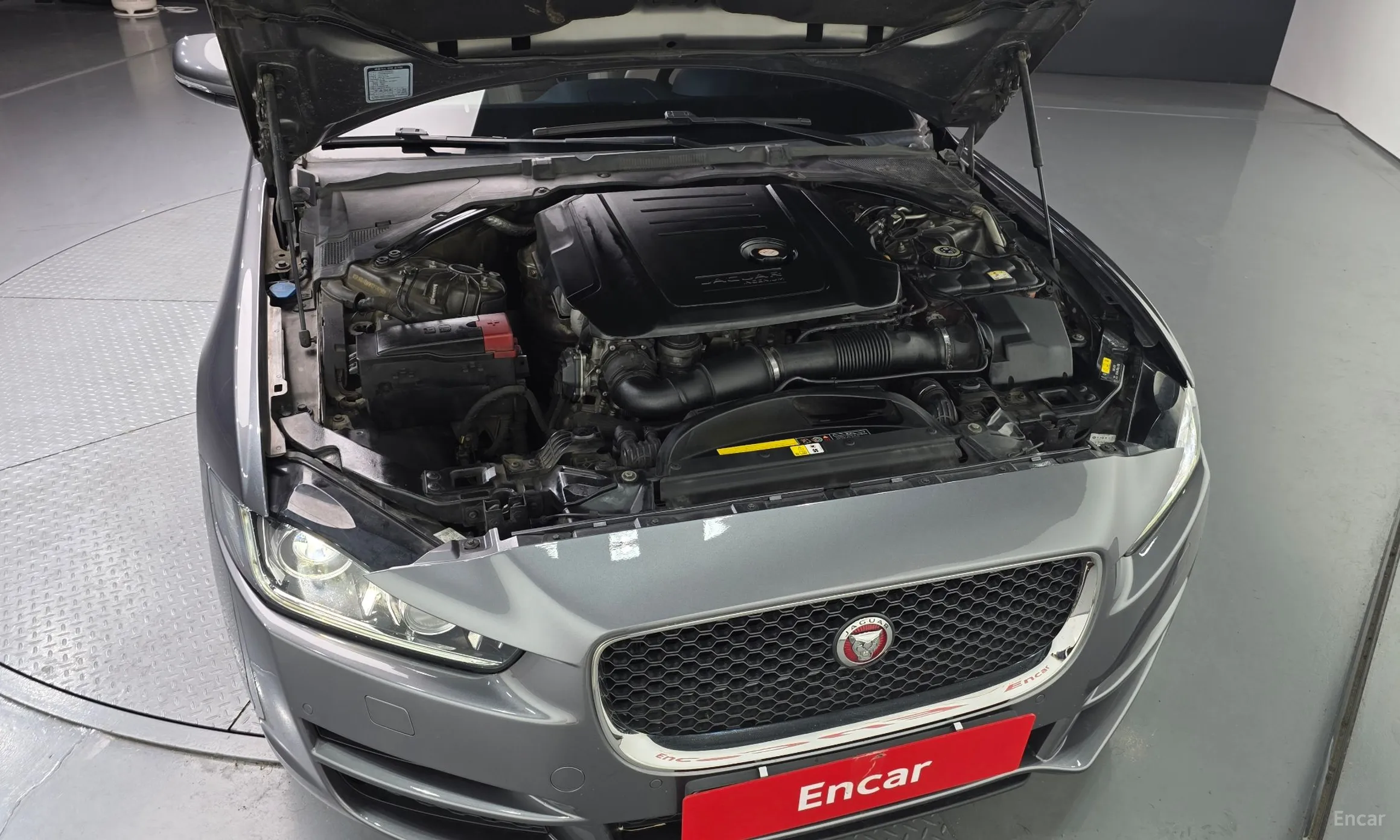 Jaguar XE превью 6
