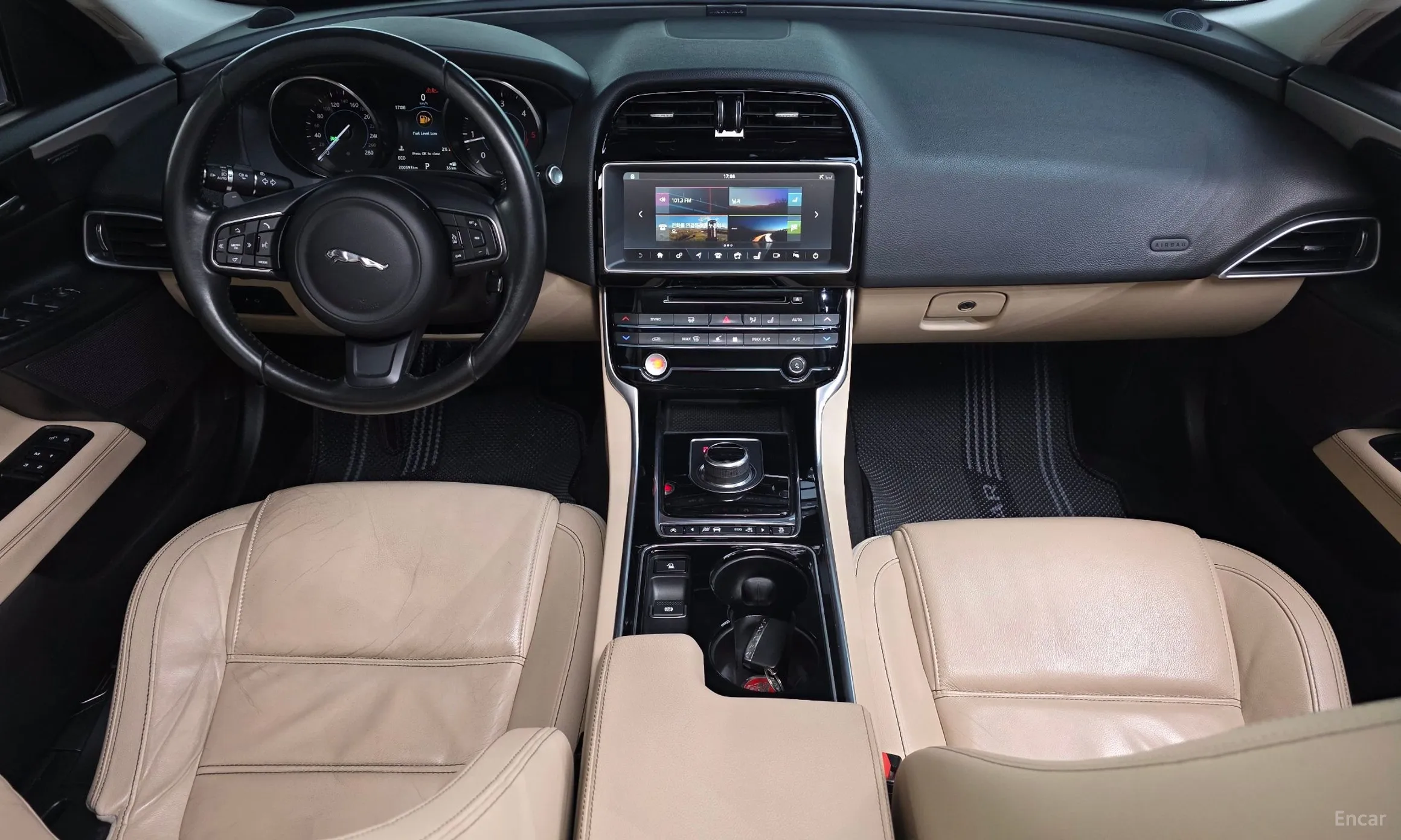 Jaguar XE превью 7