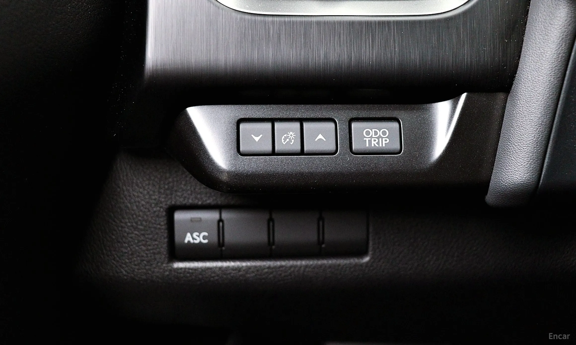 Lexus UX250h превью 10