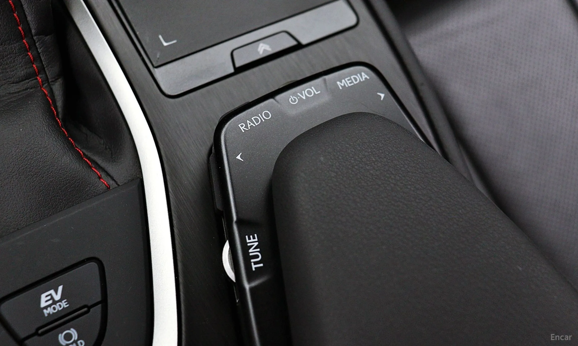Lexus UX250h превью 15