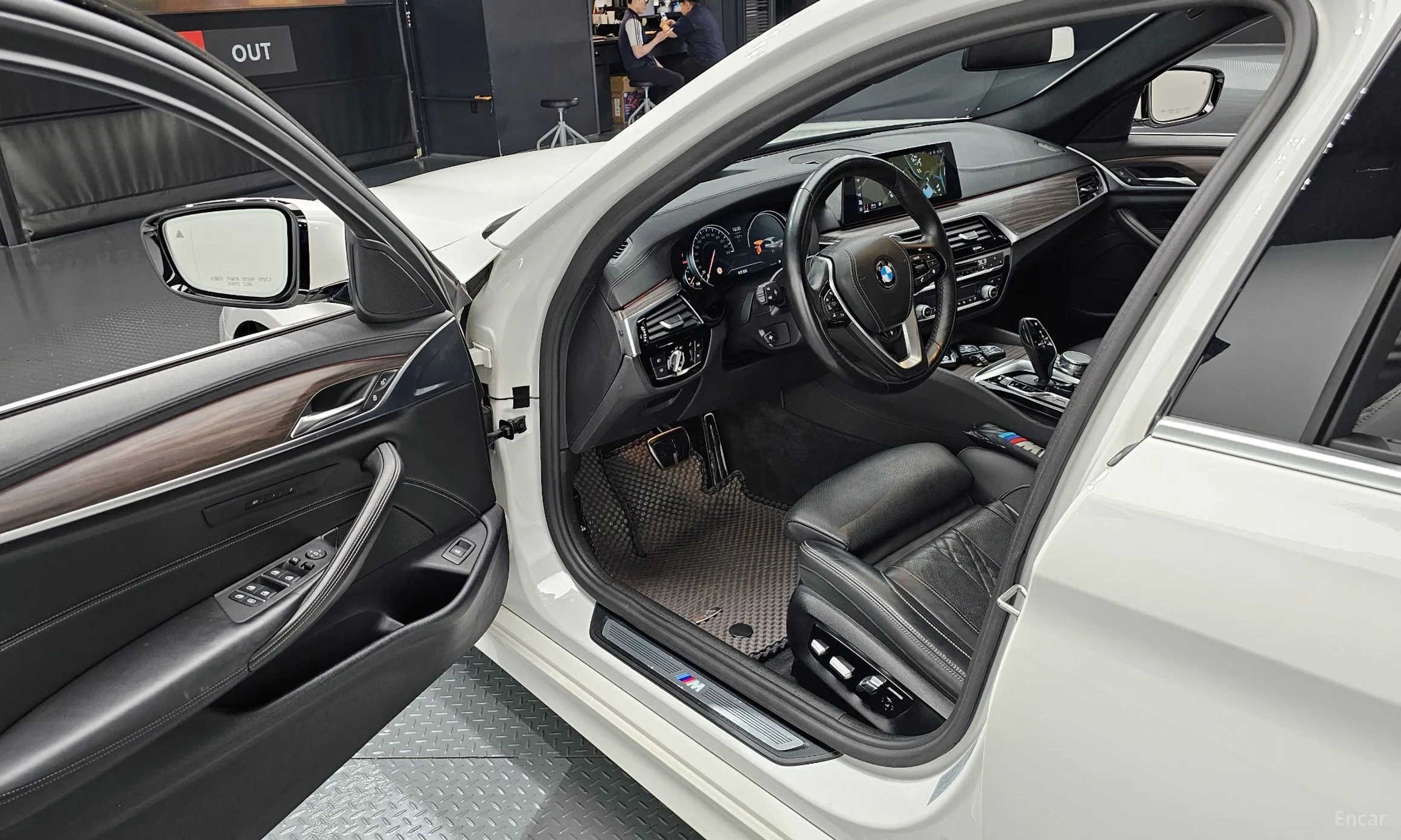 BMW 5 Series (G30) превью 10