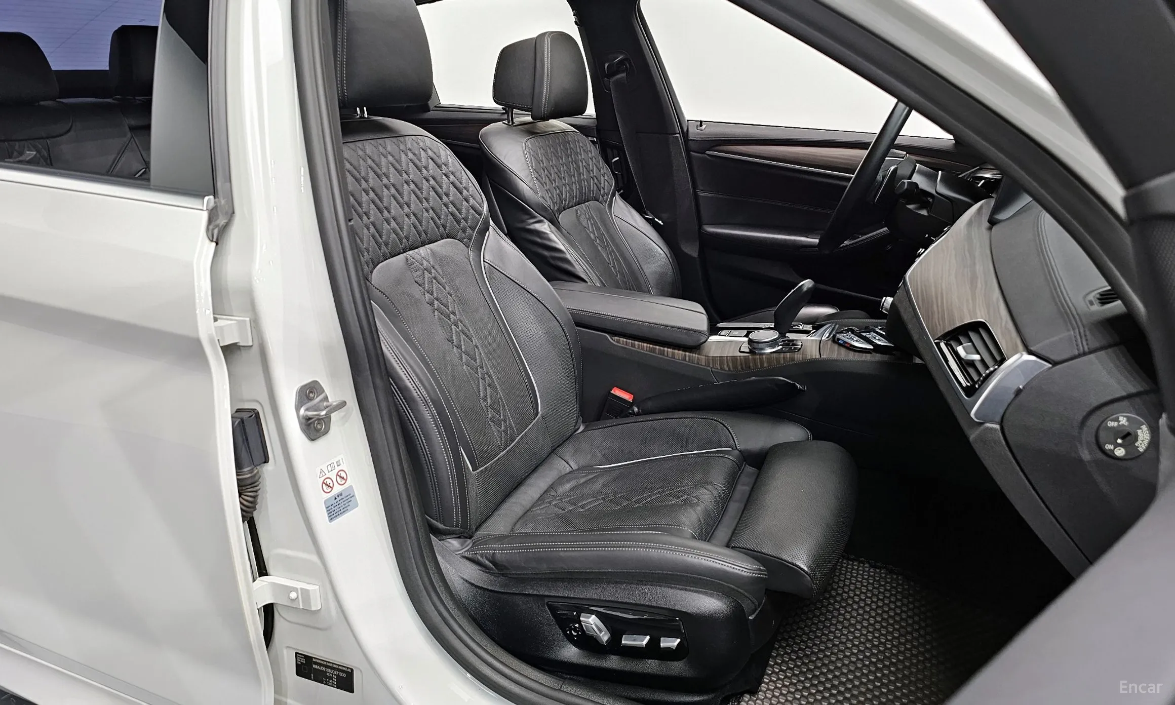 BMW 5 Series (G30) превью 11
