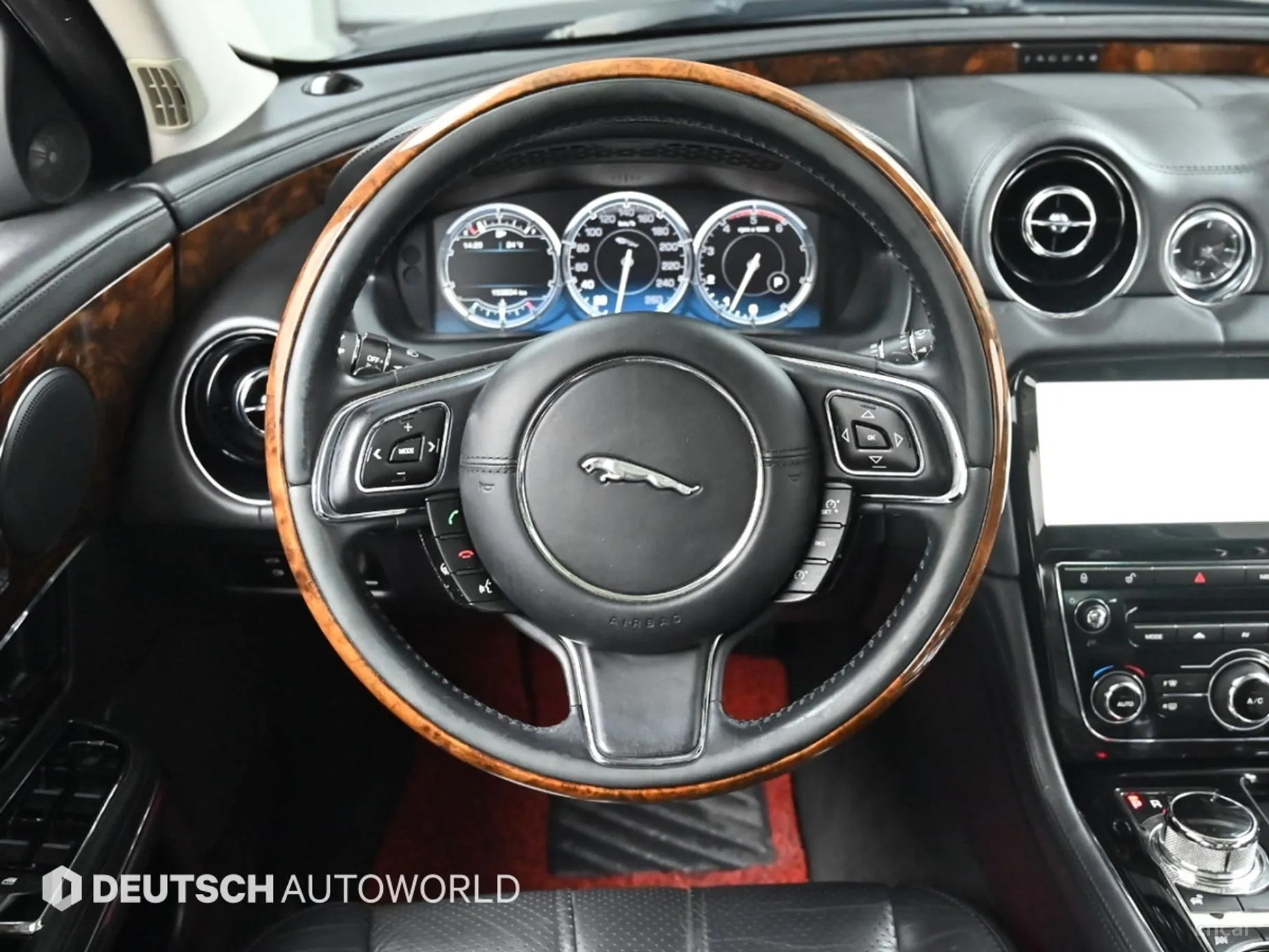 Jaguar All New XJ превью 13