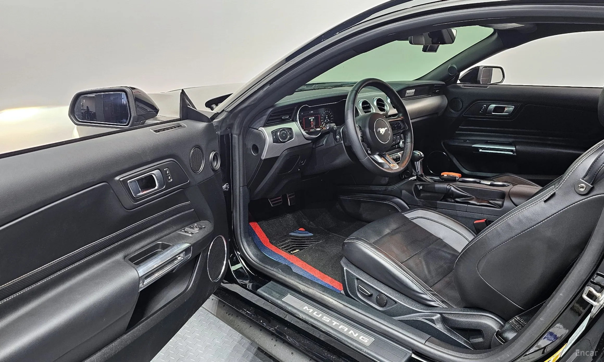 Ford Mustang превью 10