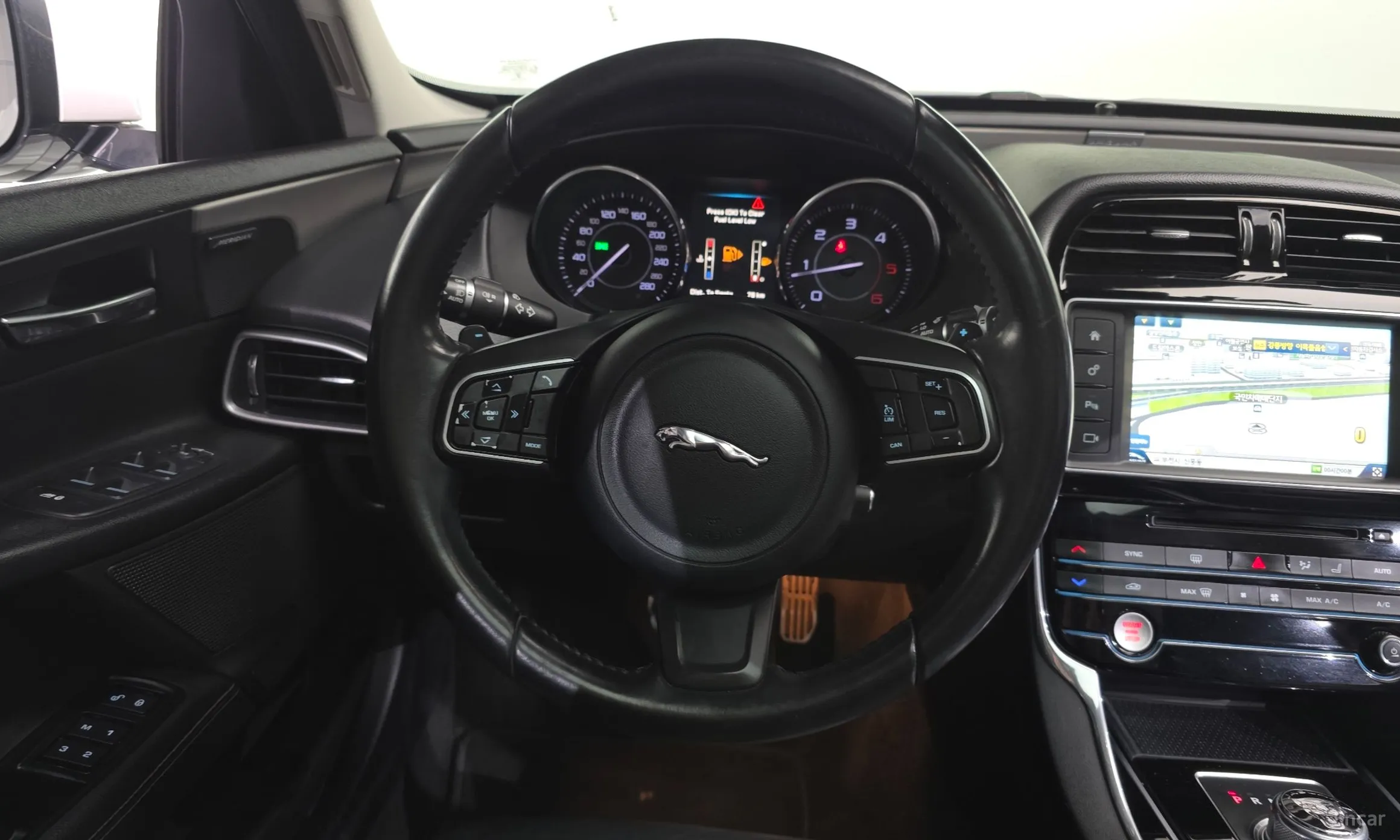 Jaguar XE превью 13