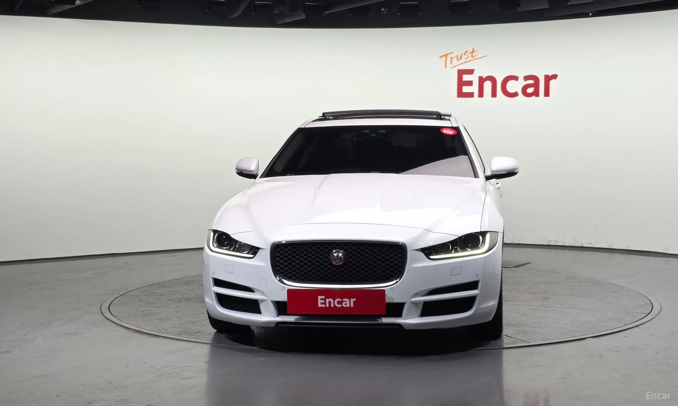 Jaguar XE превью 3