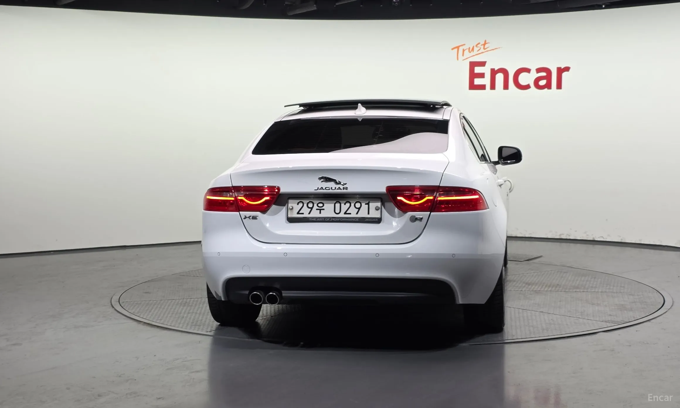 Jaguar XE превью 4