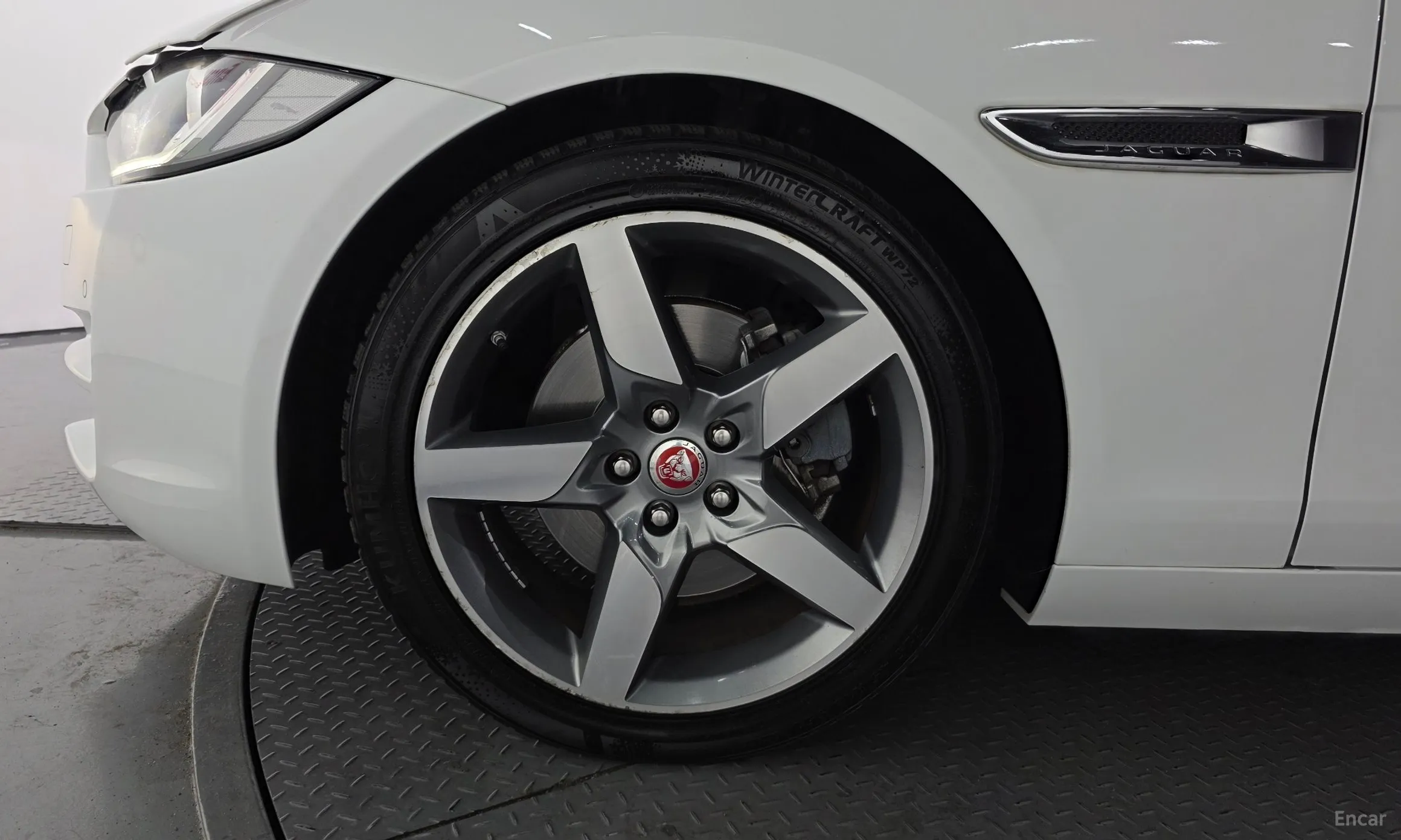 Jaguar XE превью 5