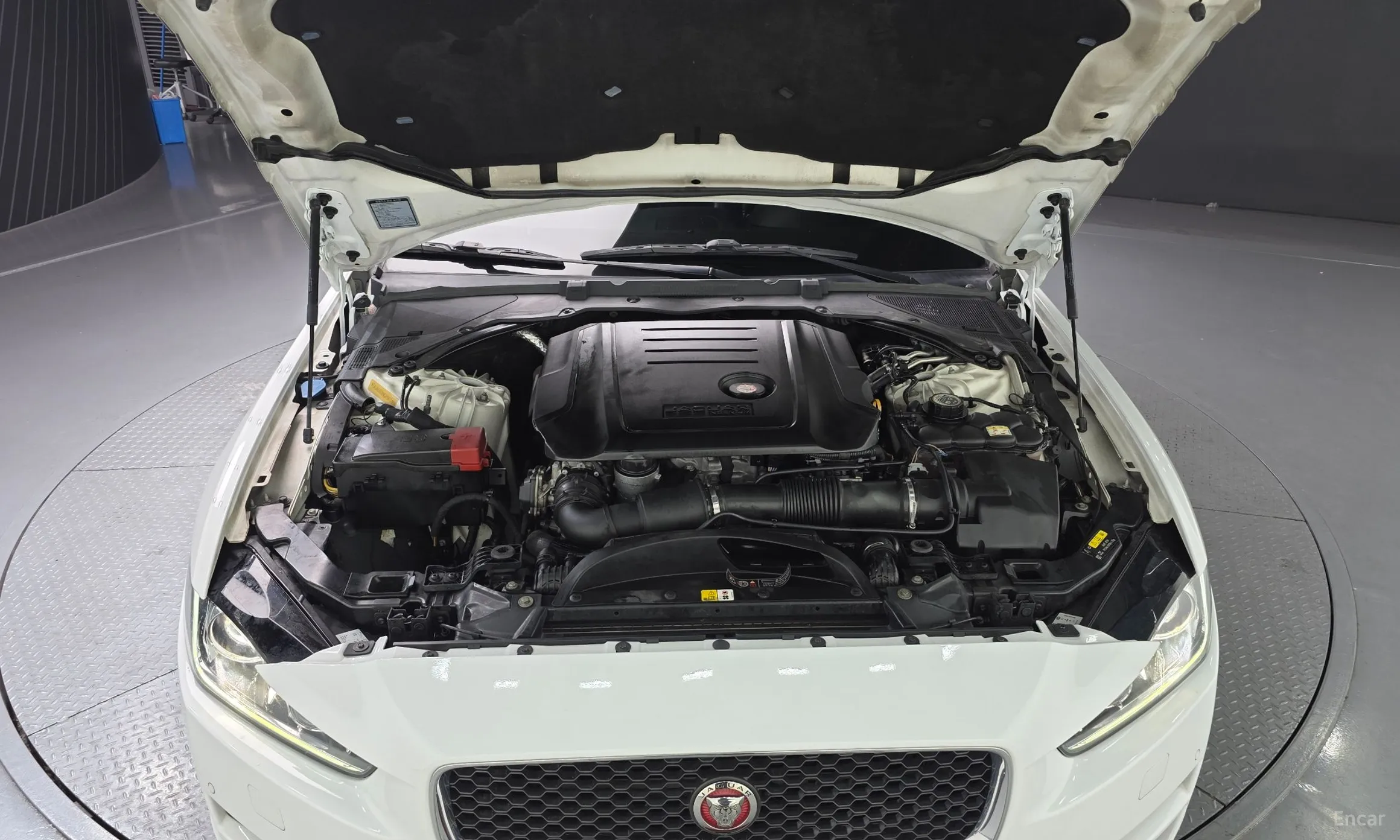 Jaguar XE превью 6