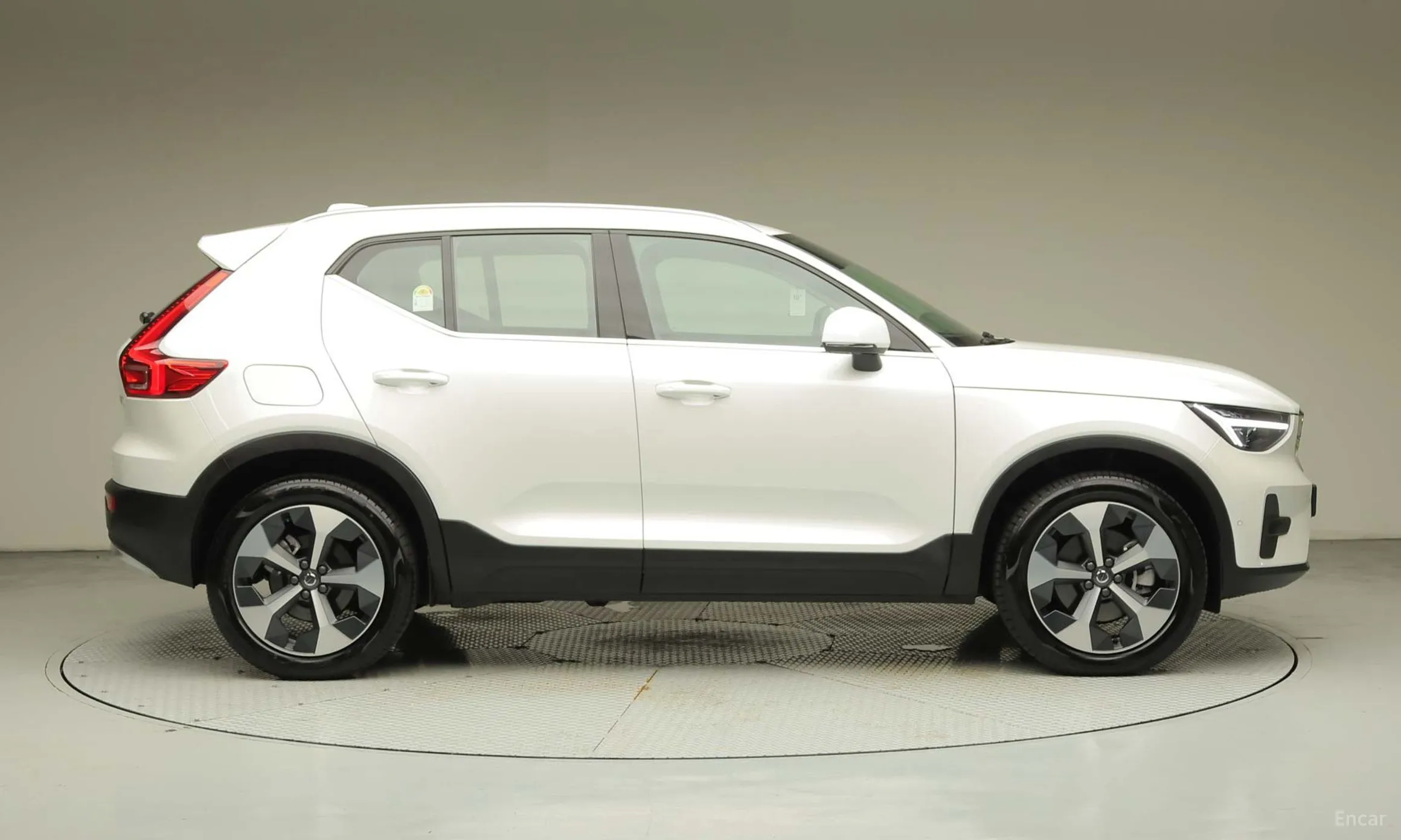 Volvo XC40 превью 3