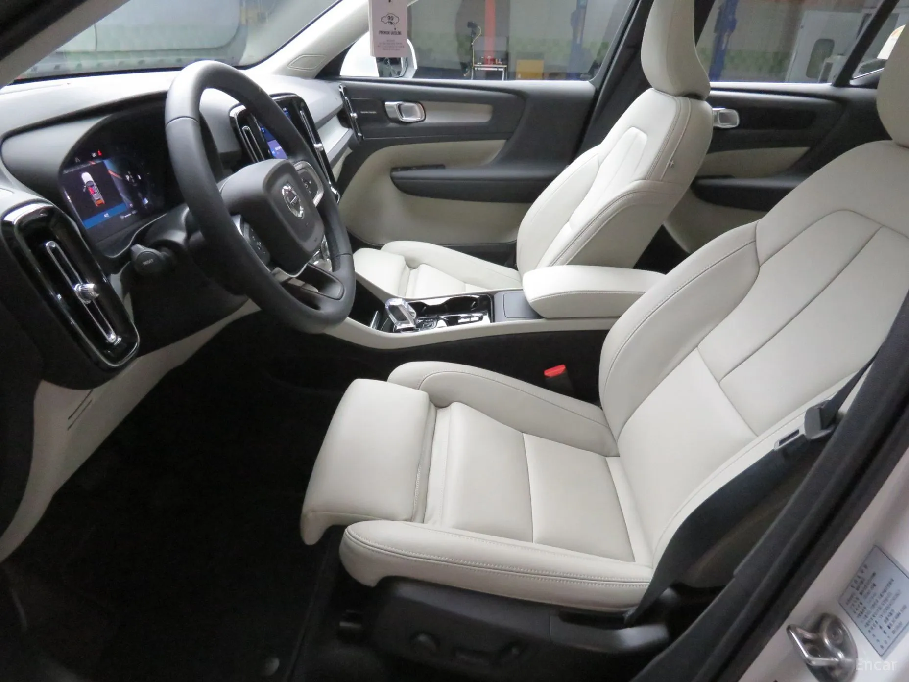 Volvo XC40 превью 8
