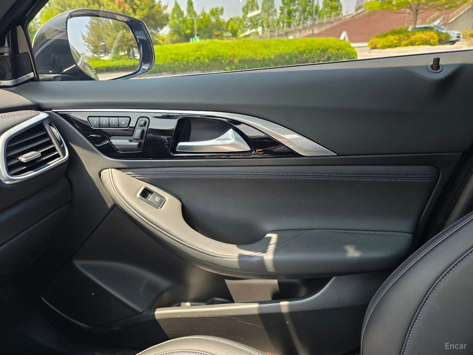 Infiniti Q30 превью 16