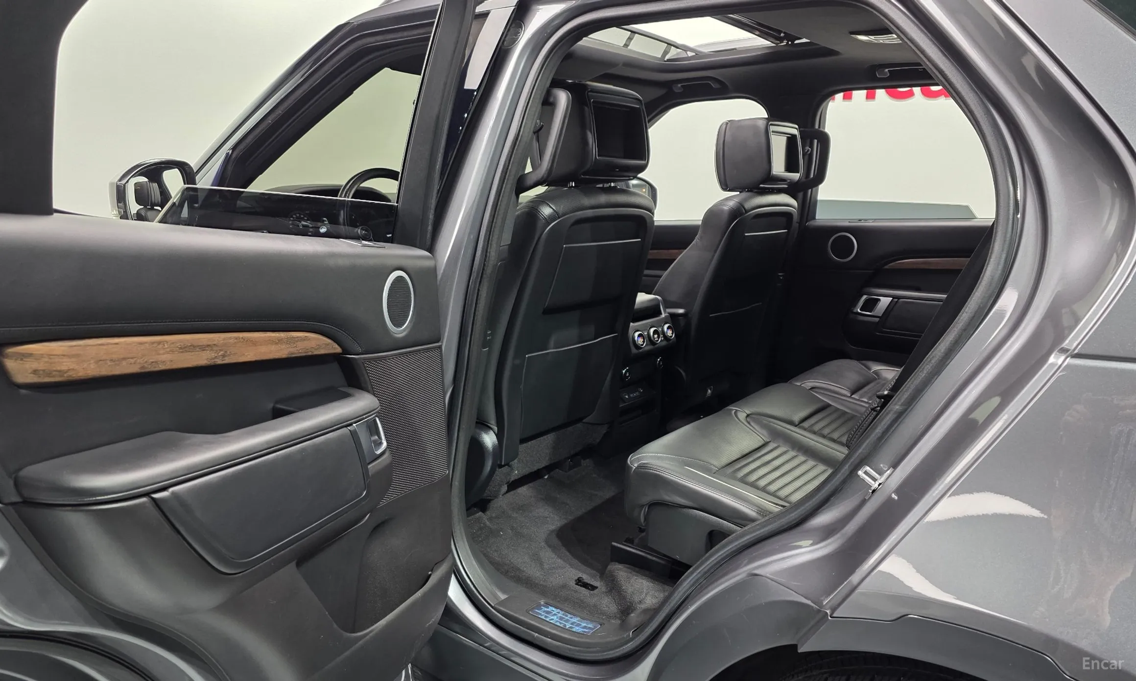 Land Rover Discovery 5 превью 11