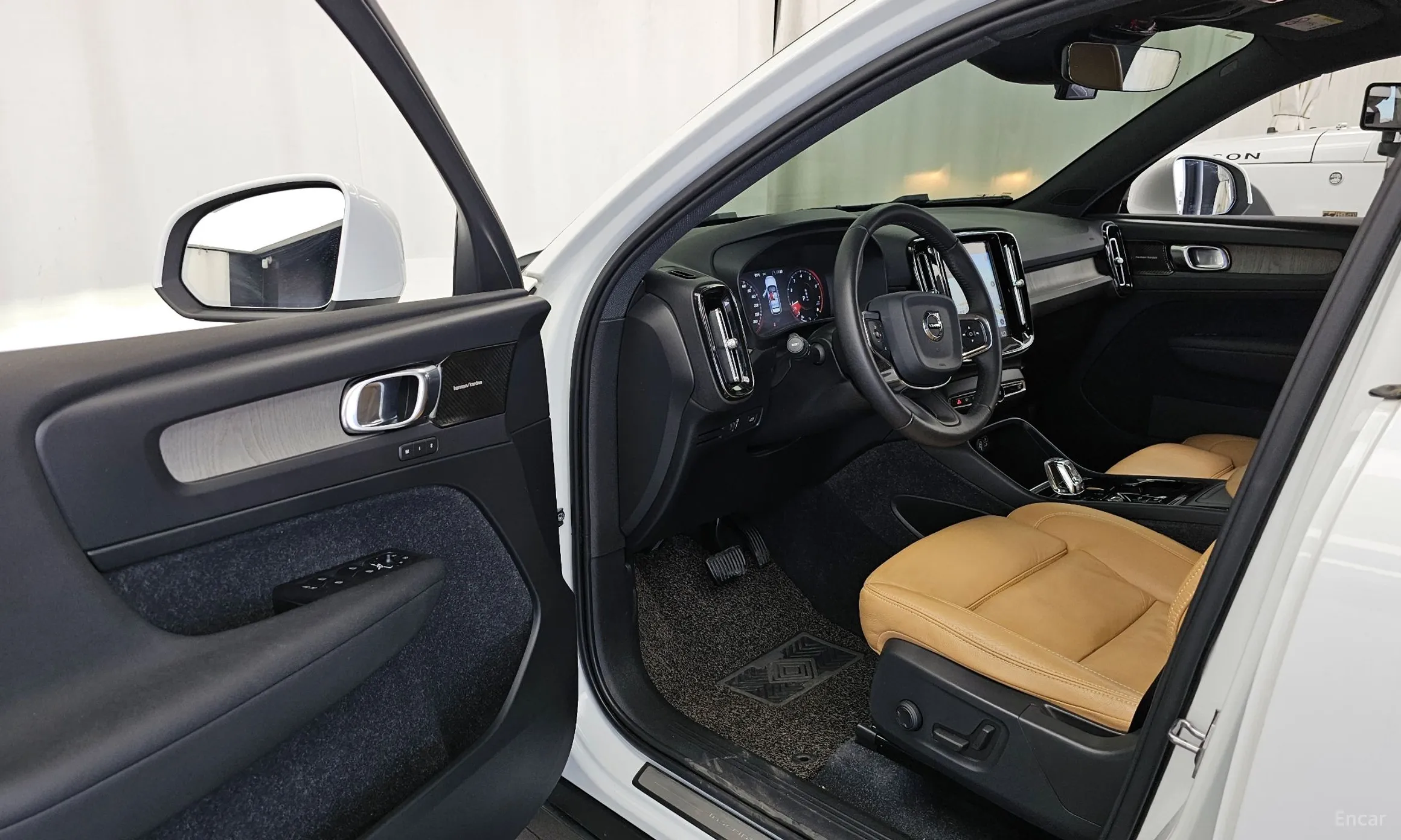 Volvo XC40 превью 10