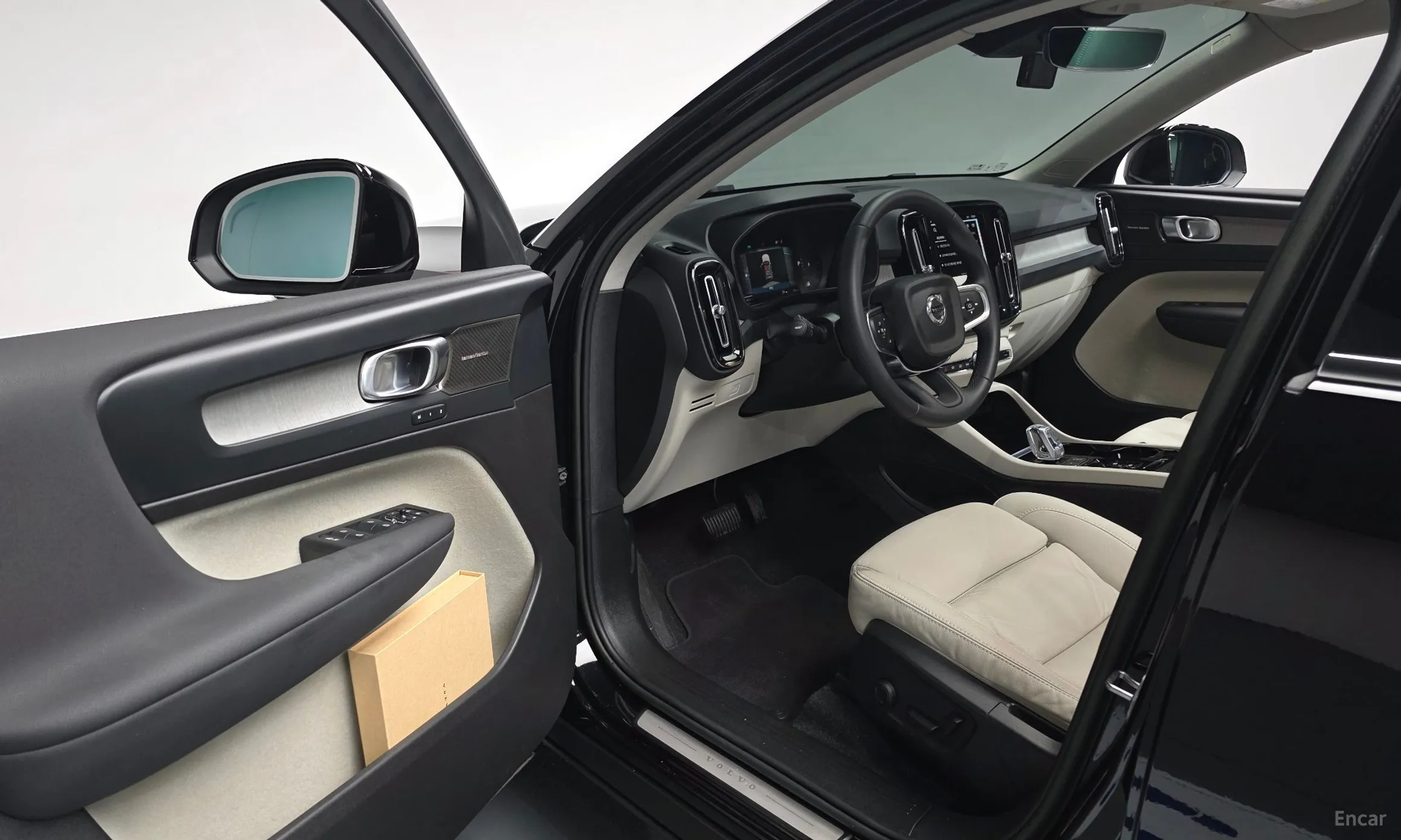 Volvo XC40 превью 10