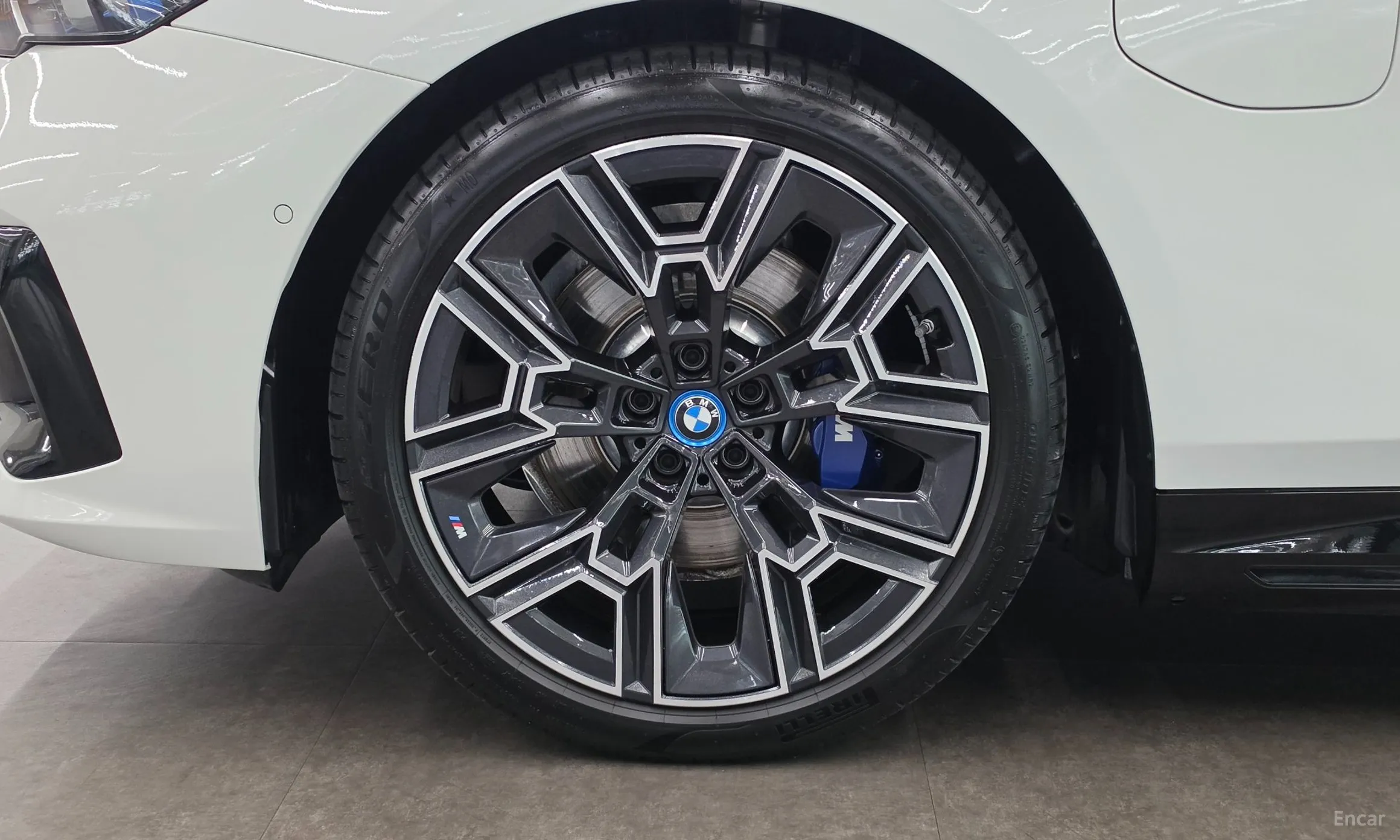 BMW 5 Series (G60) превью 5