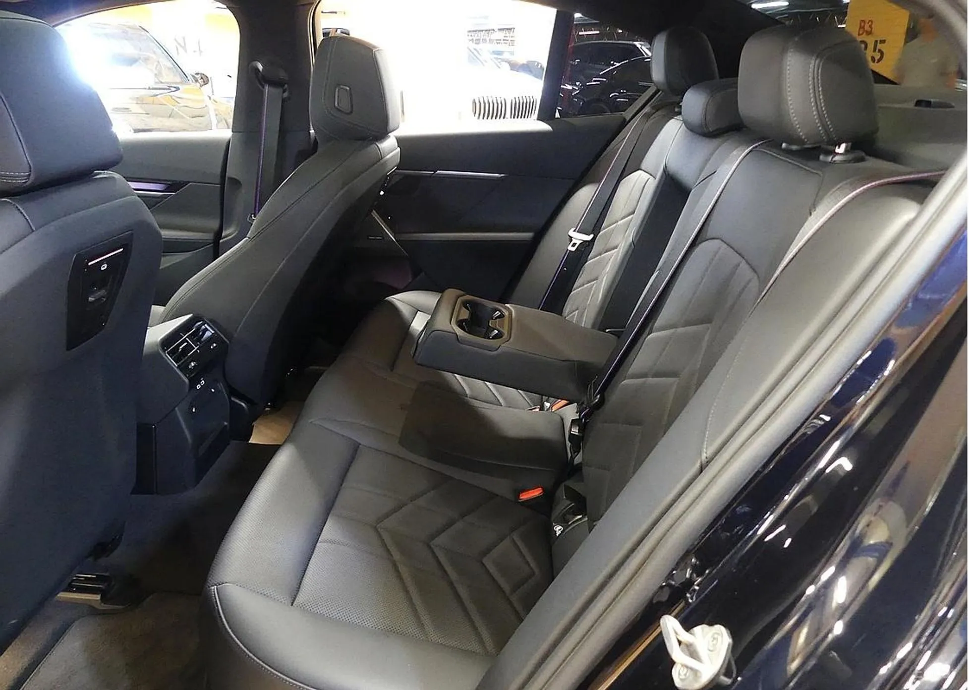 BMW 5 Series (G60) превью 17