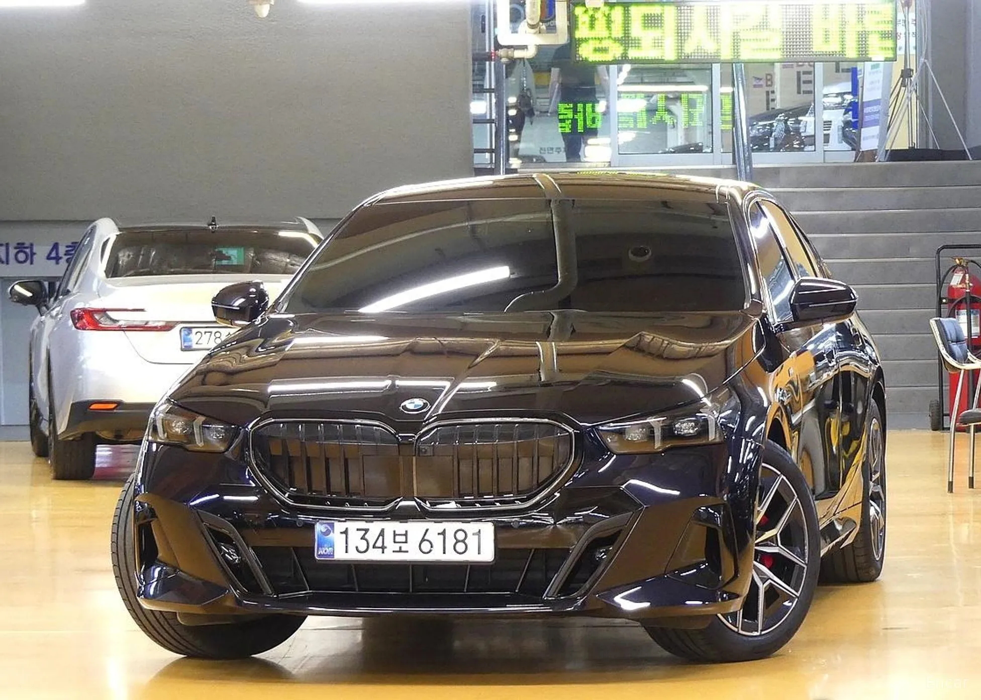 BMW 5 Series (G60) превью 3